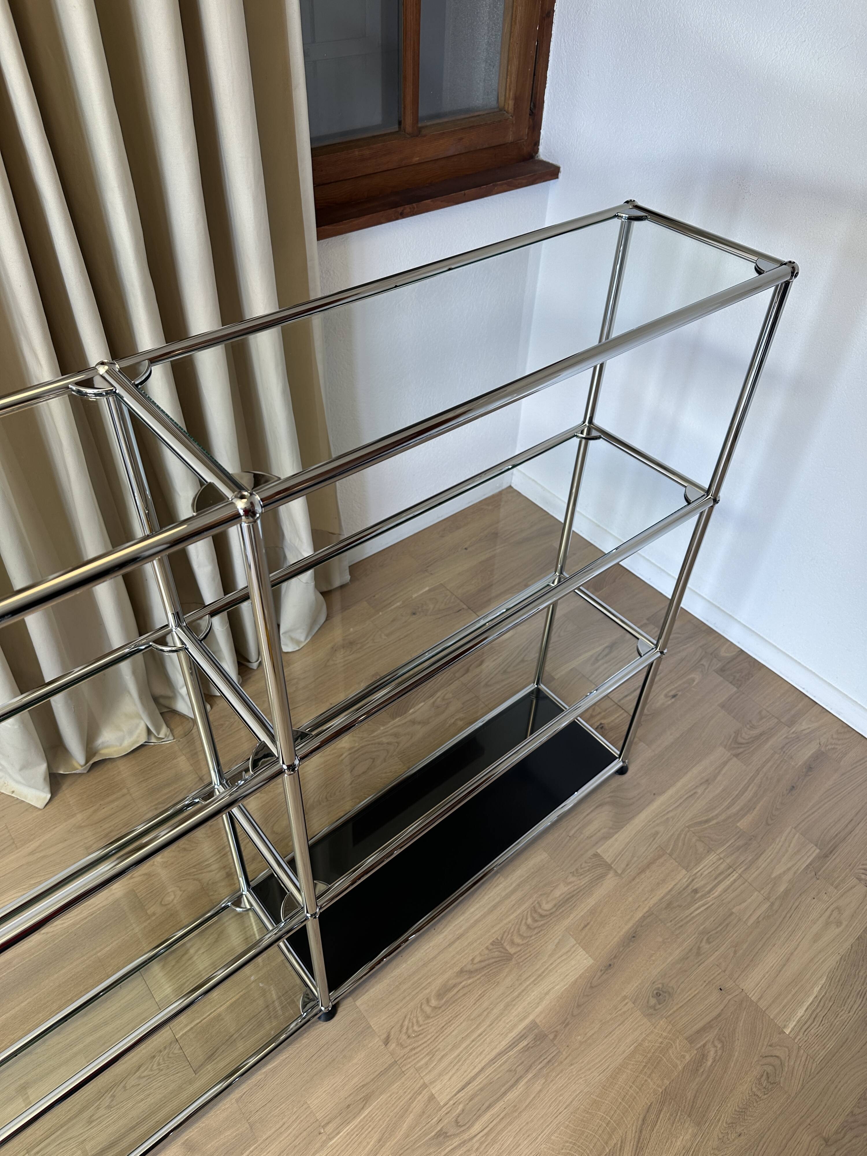 USM Haller shelf in glass and Graphite Black