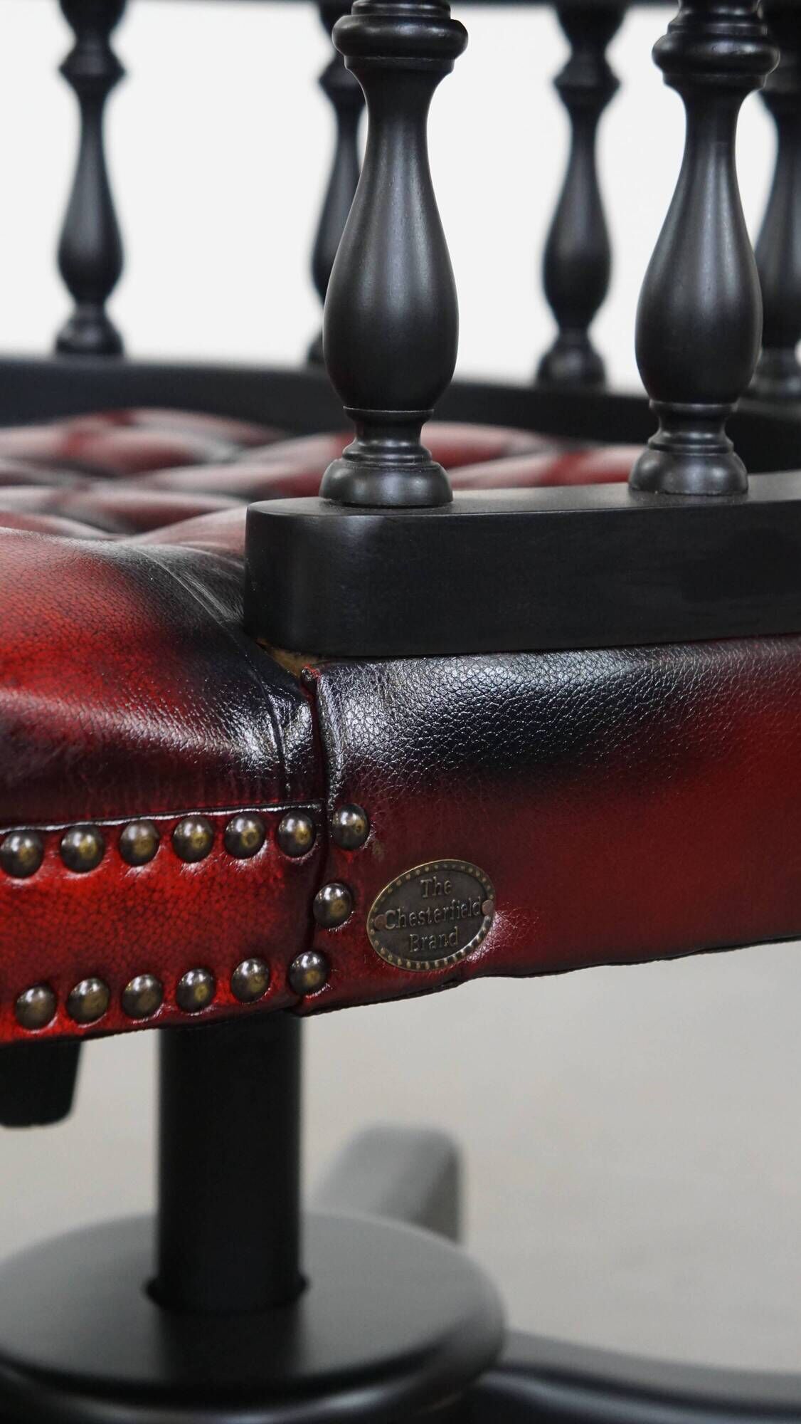 Chaise de bureau Chesterfield en cuir de vachette rouge/noir et bois