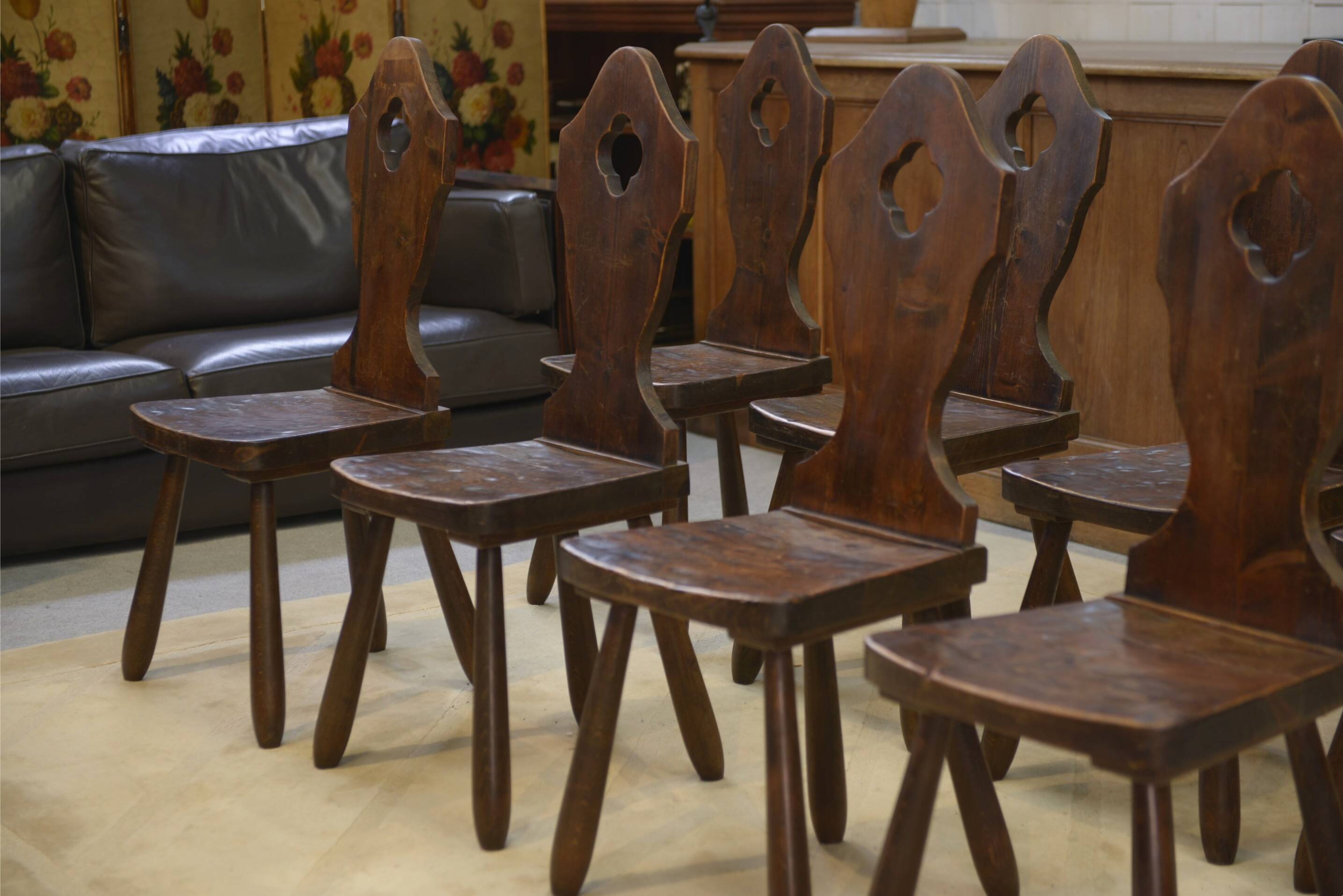 Ensemble de 8 chaises monastère 1950’s