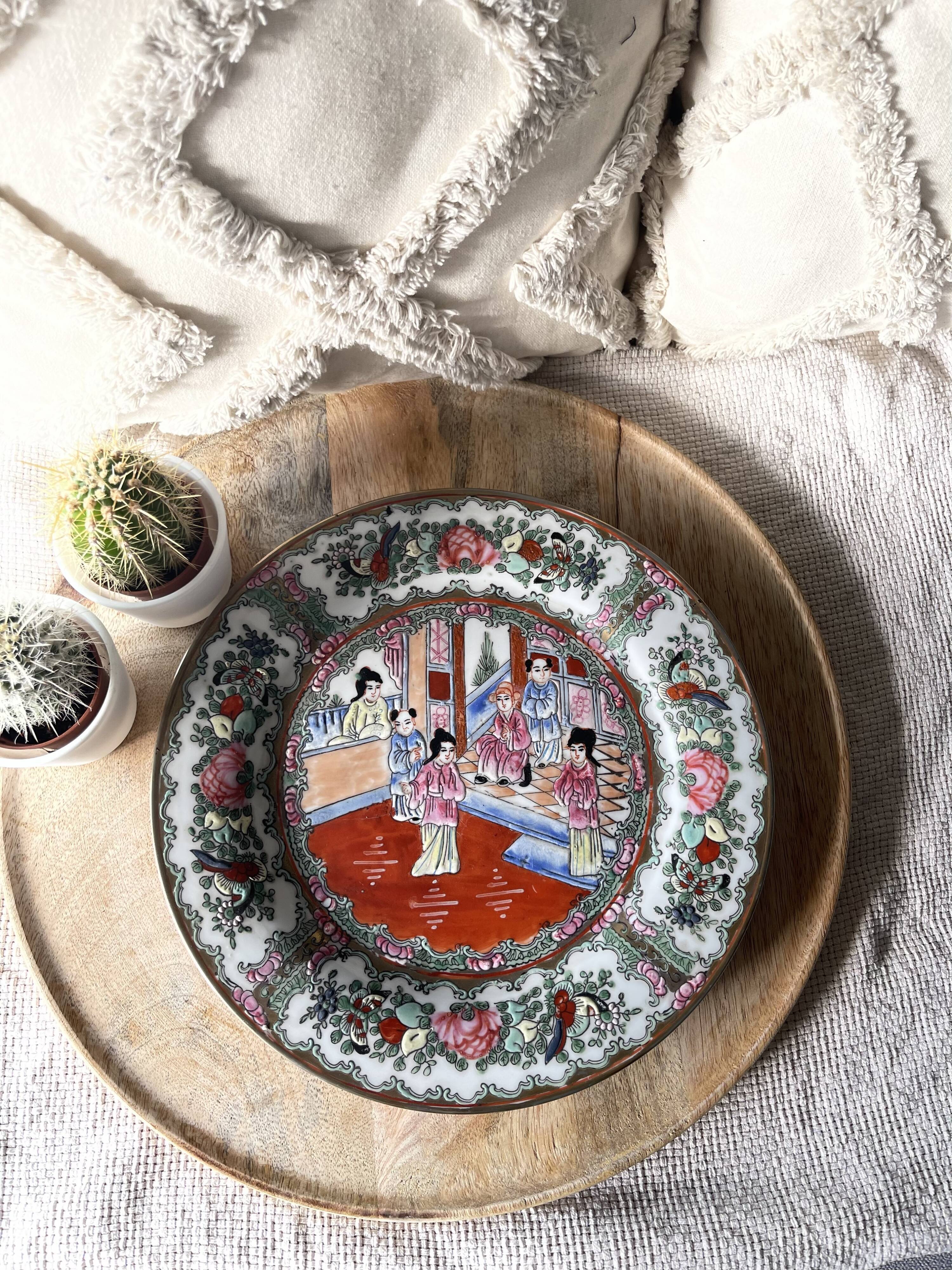 Ancient Chinese plate from the Qing Qianlong dynasty hand painted