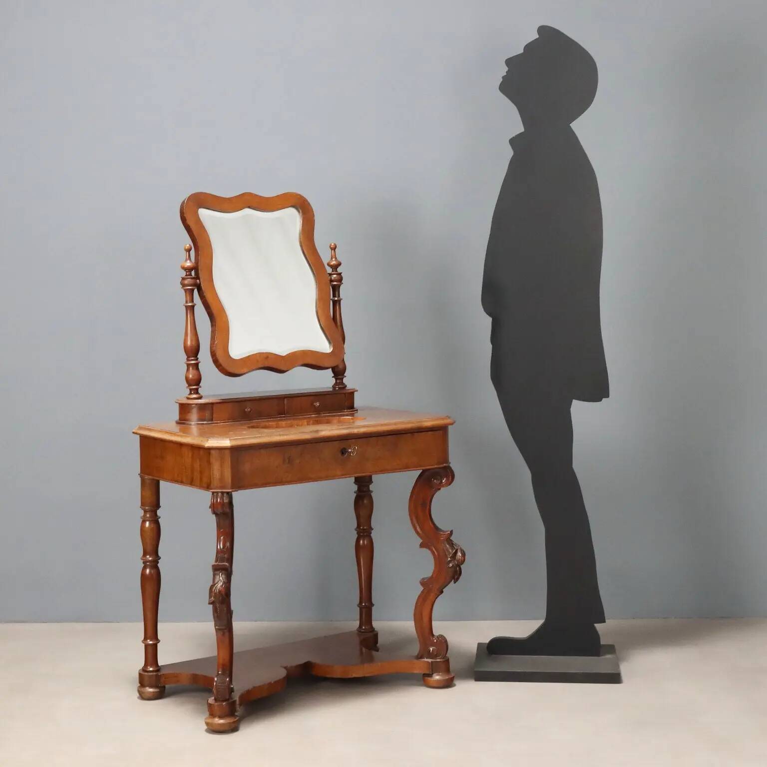 Antique walnut dressing table with mirror and drawer, Italy, 19th century.