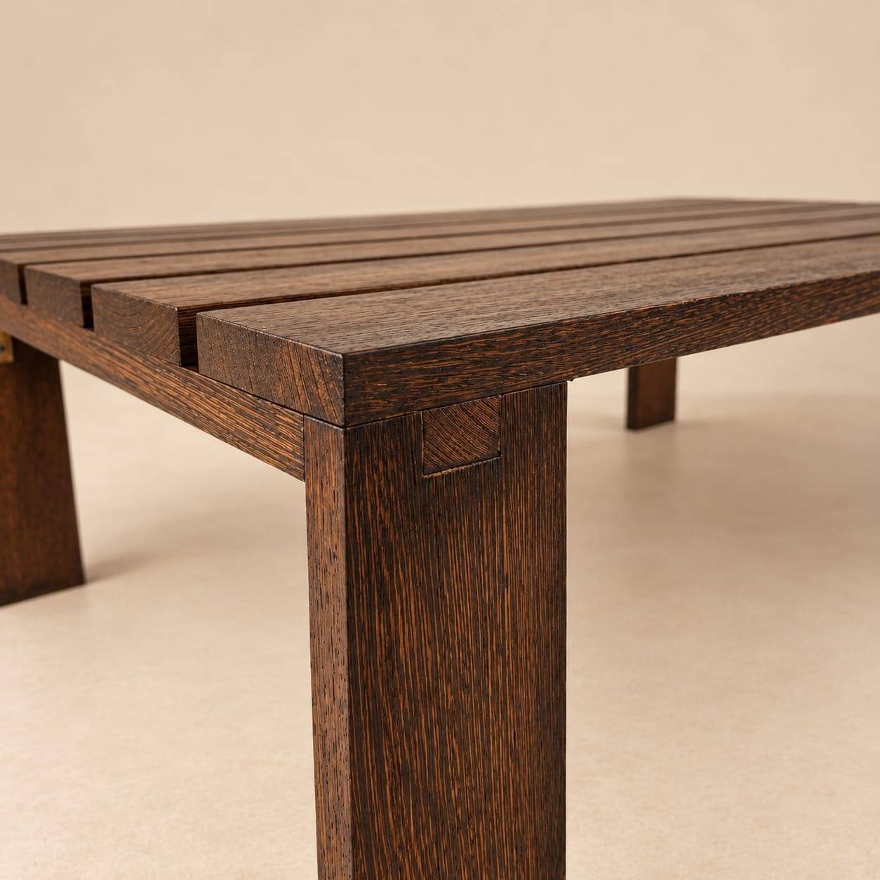Table basse wenge néerlandaise des années 60.