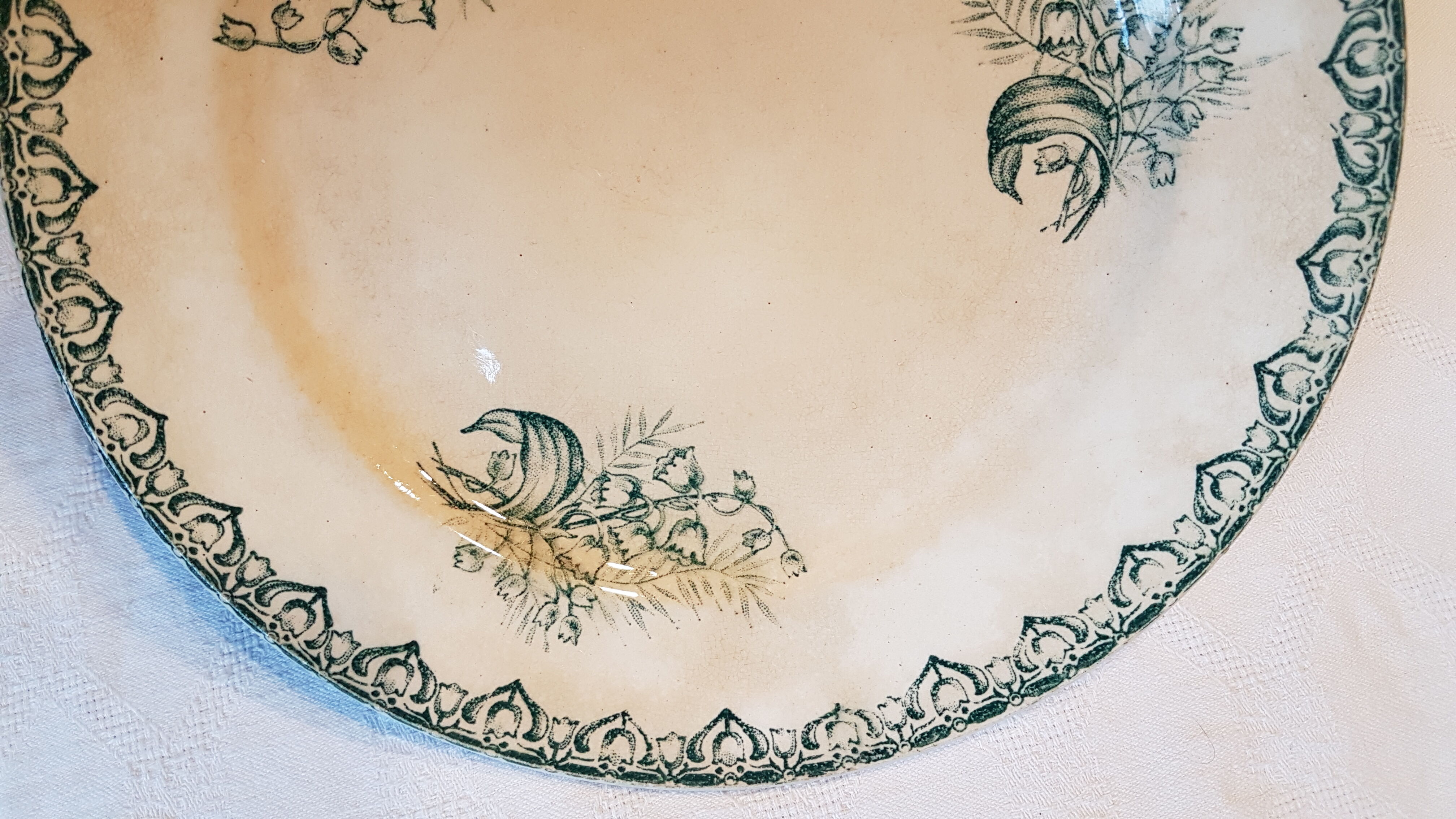 Assiette en faïence de  St Amand