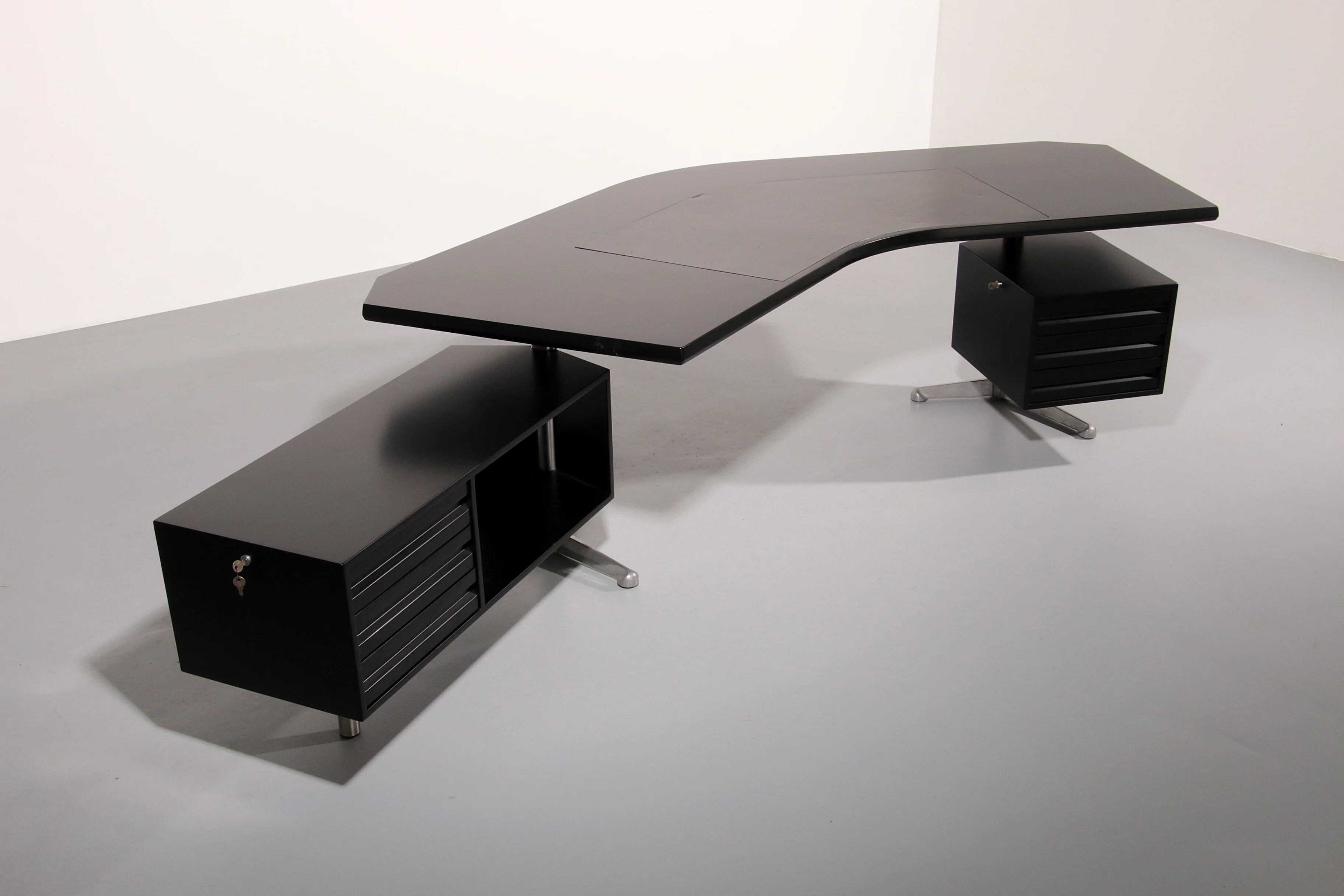 Bureau d'angle exécutif 'T96' d'Osvaldo Borsani pour Tecno en bois laqué noir