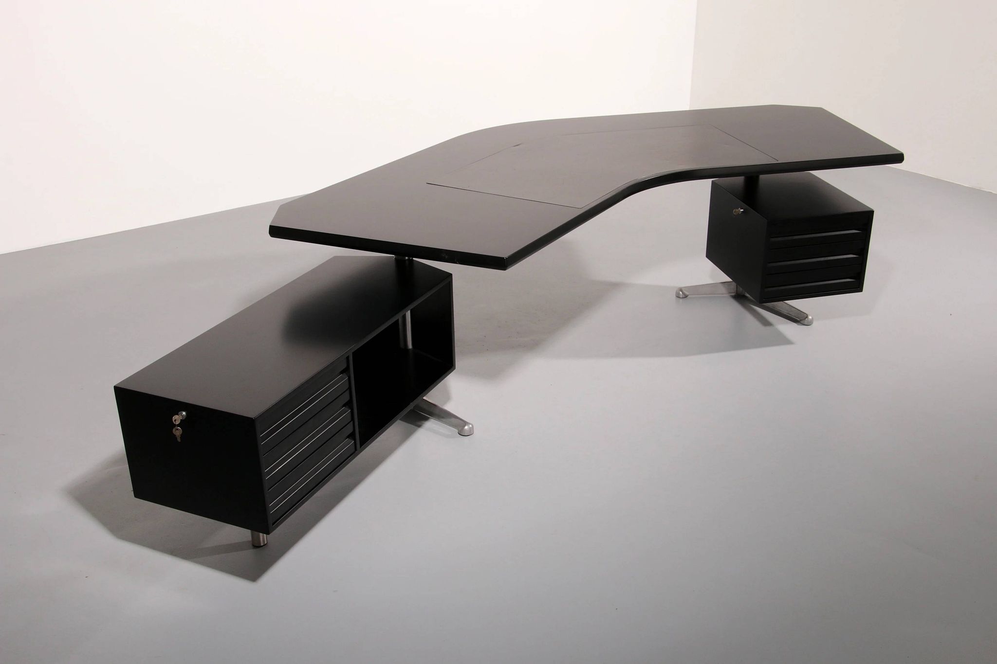 Osvaldo Borsani for Tecno ‘T96’ executive corner desk in black lacquered wood