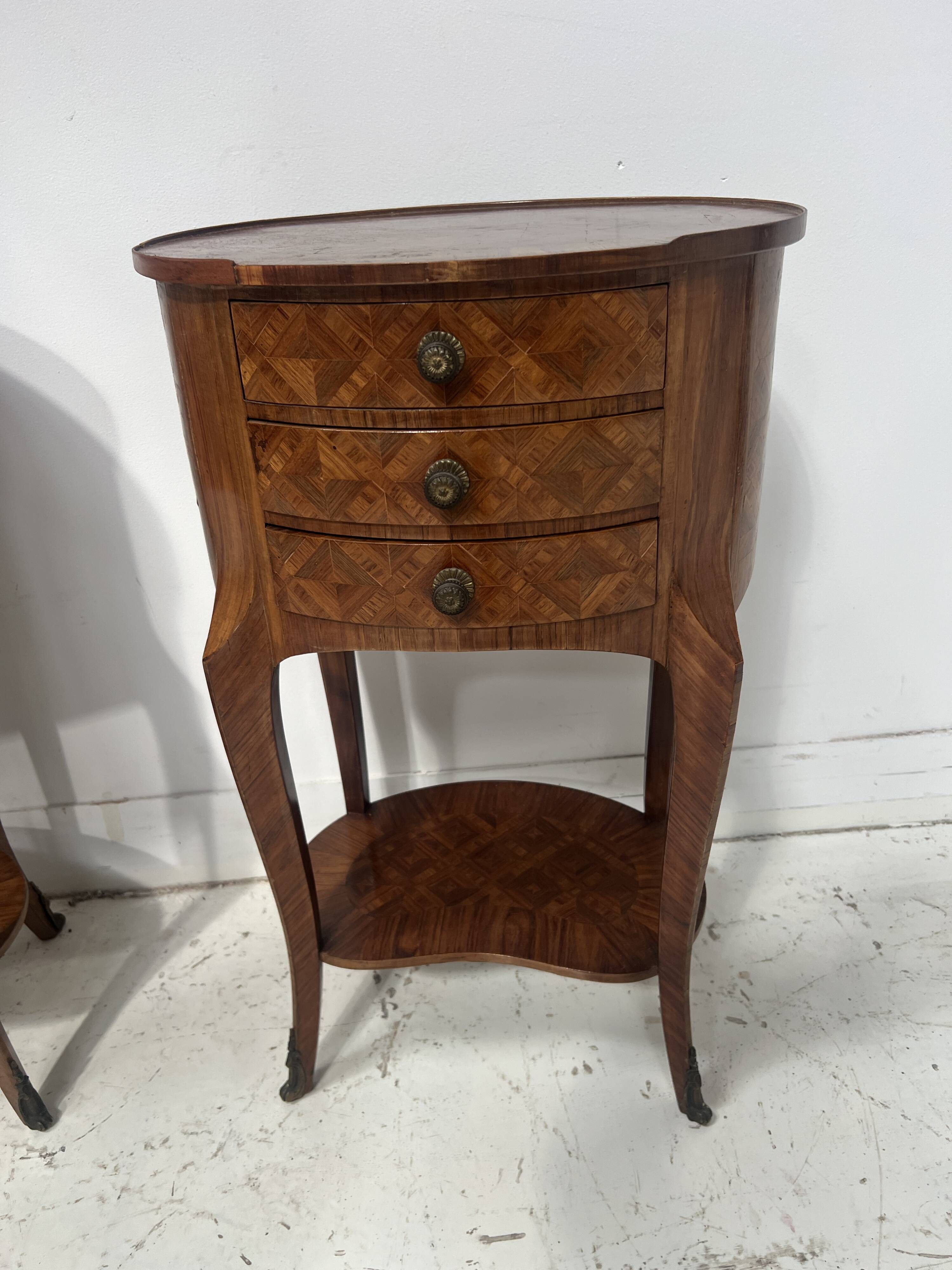 Pair of small kidney-shaped commodes in marquetry veneer, 20th century.