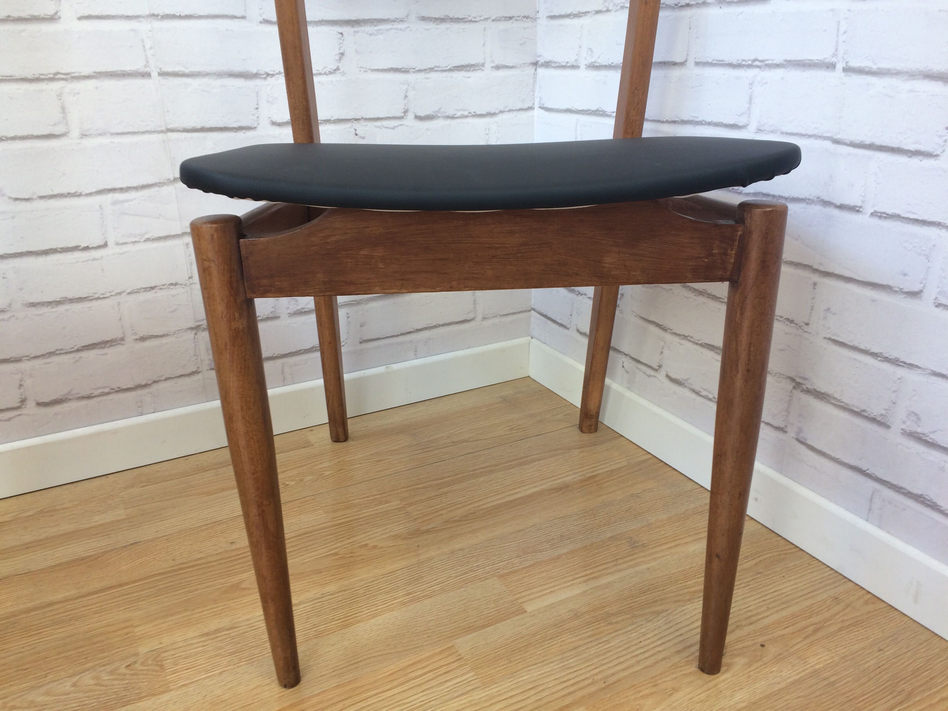 Lot of 2 Scandinavian chairs