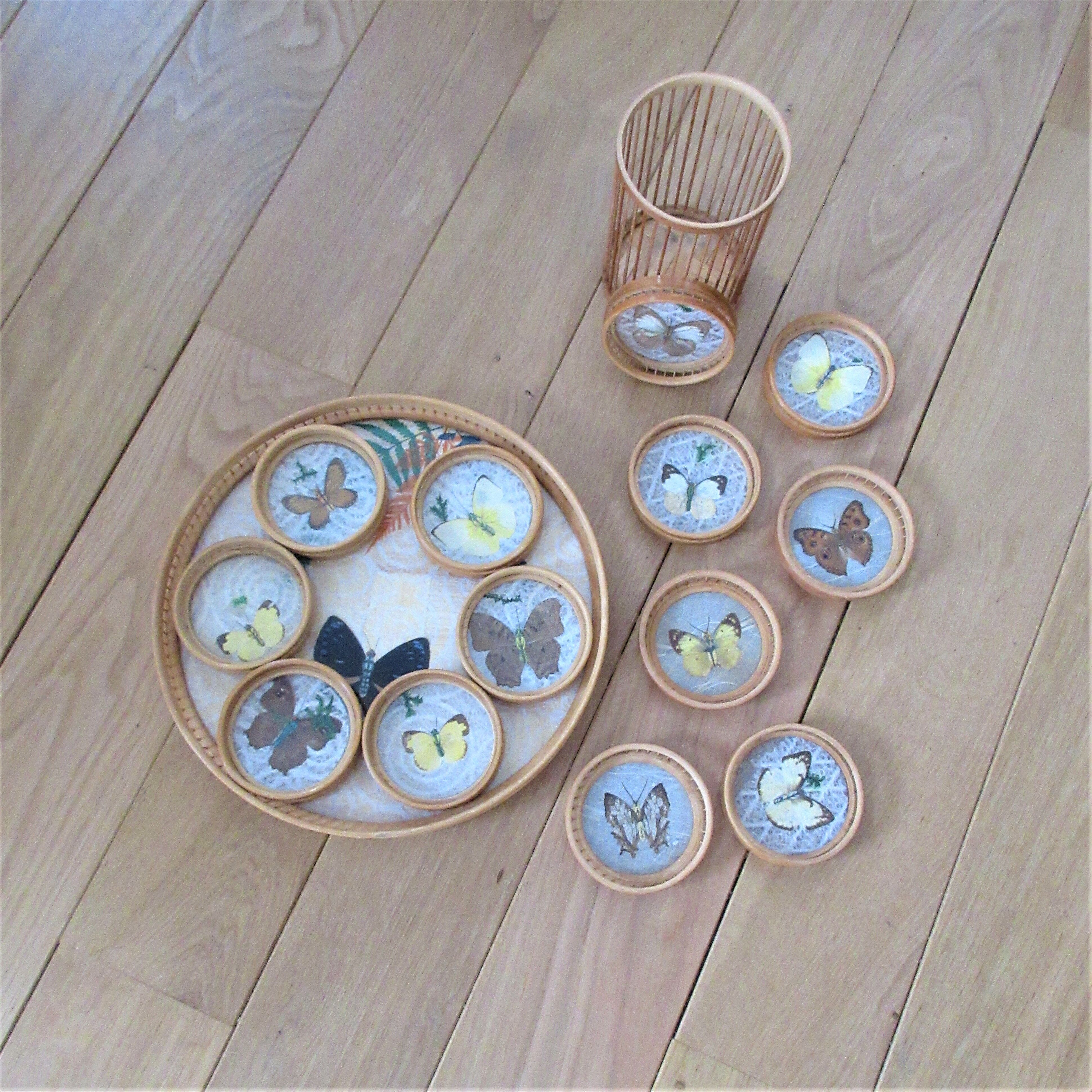 Plateau and 13 vintage butterfly and rattan coasters to be diverted into decorative elements