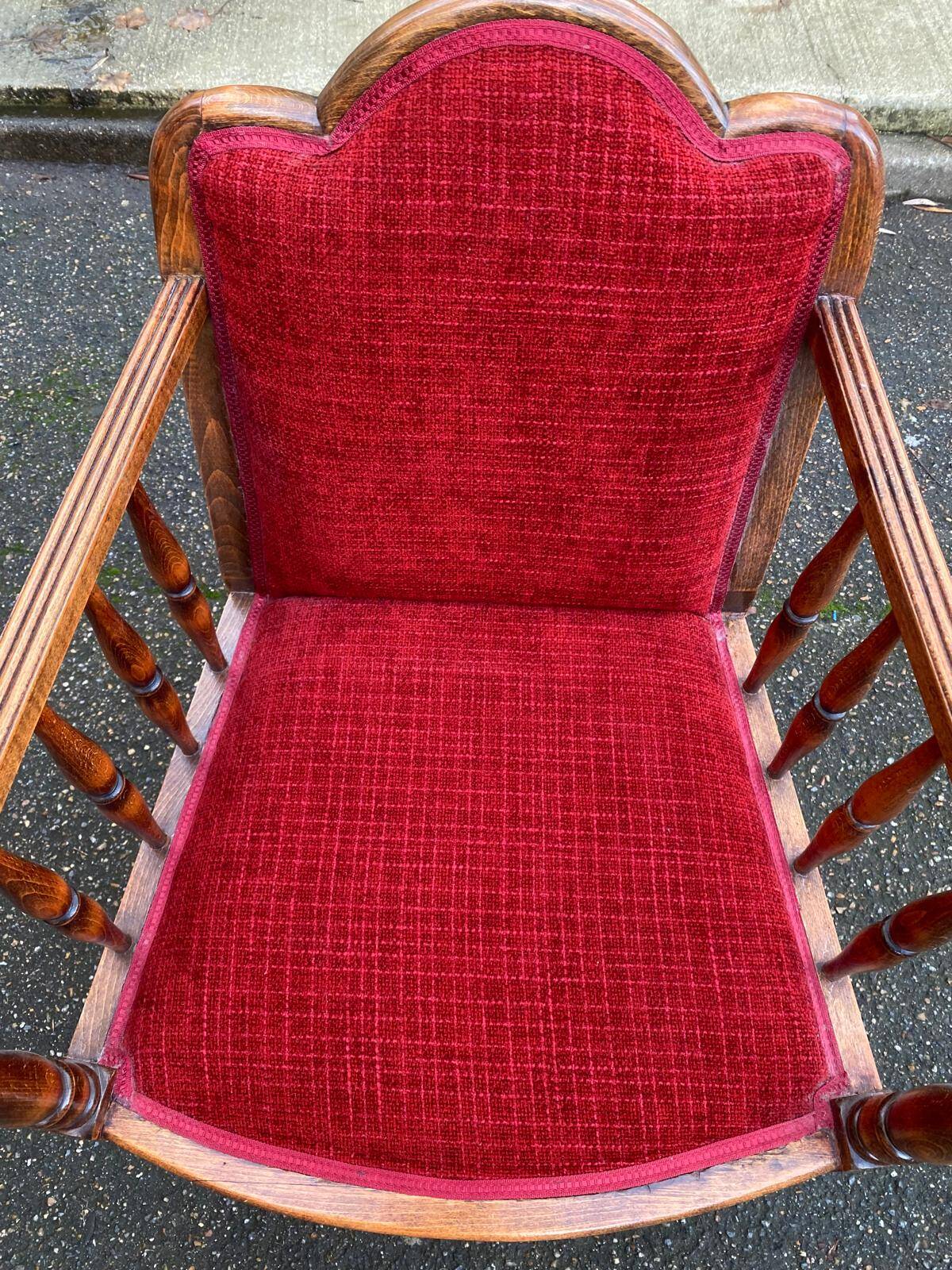 Fauteuil vintage art nouveau en bois massif et velours bordeaux du 20ème
