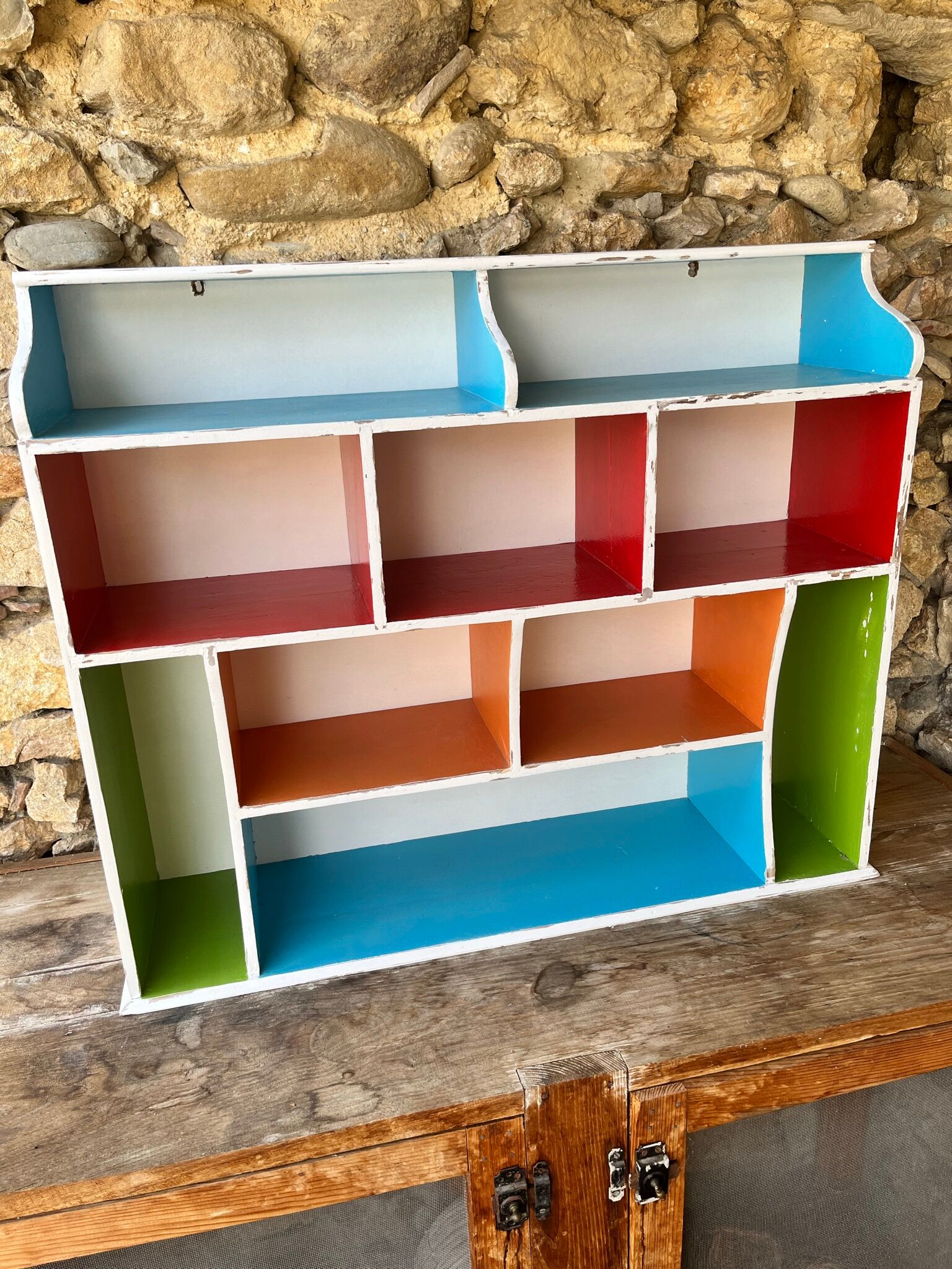 Wall-mounted or free-standing wooden locker shelf