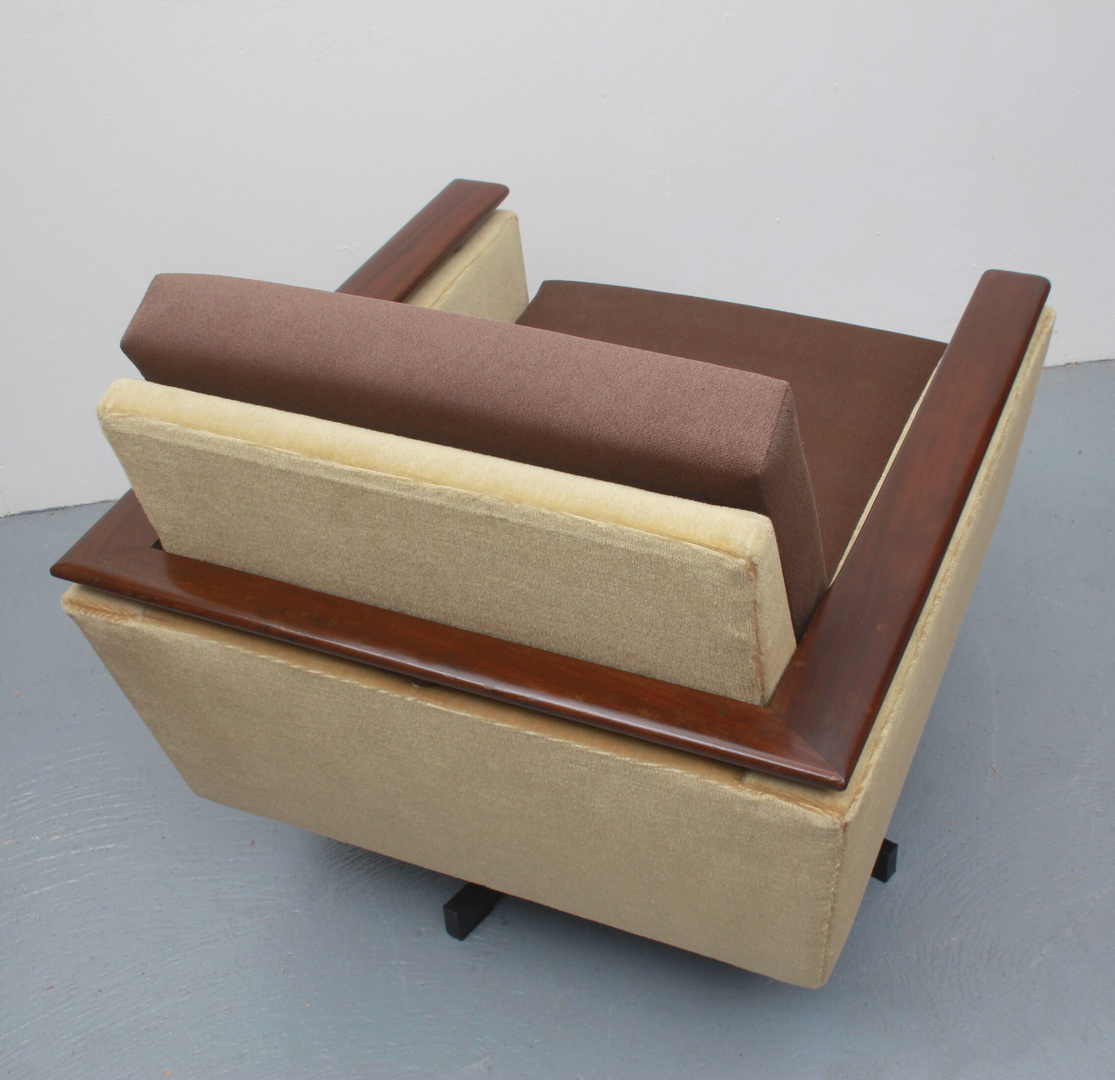 Fauteuil pivotant des années 1960 en mohair-velours