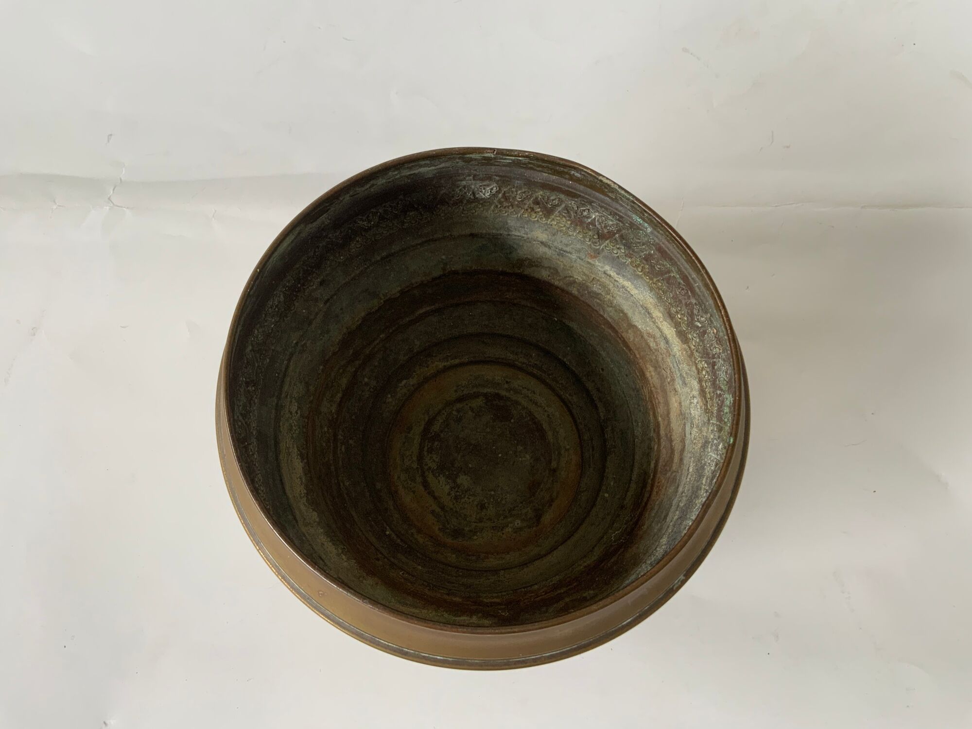 Cache pot en laiton vintage quelsques traces du temps - forme boule - beaucoup de charme