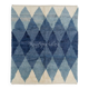 Tapis en laine contemporain avec des diamants bleus entrelacés.
