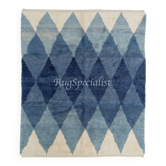 Tapis en laine contemporain avec des diamants bleus entrelacés.
