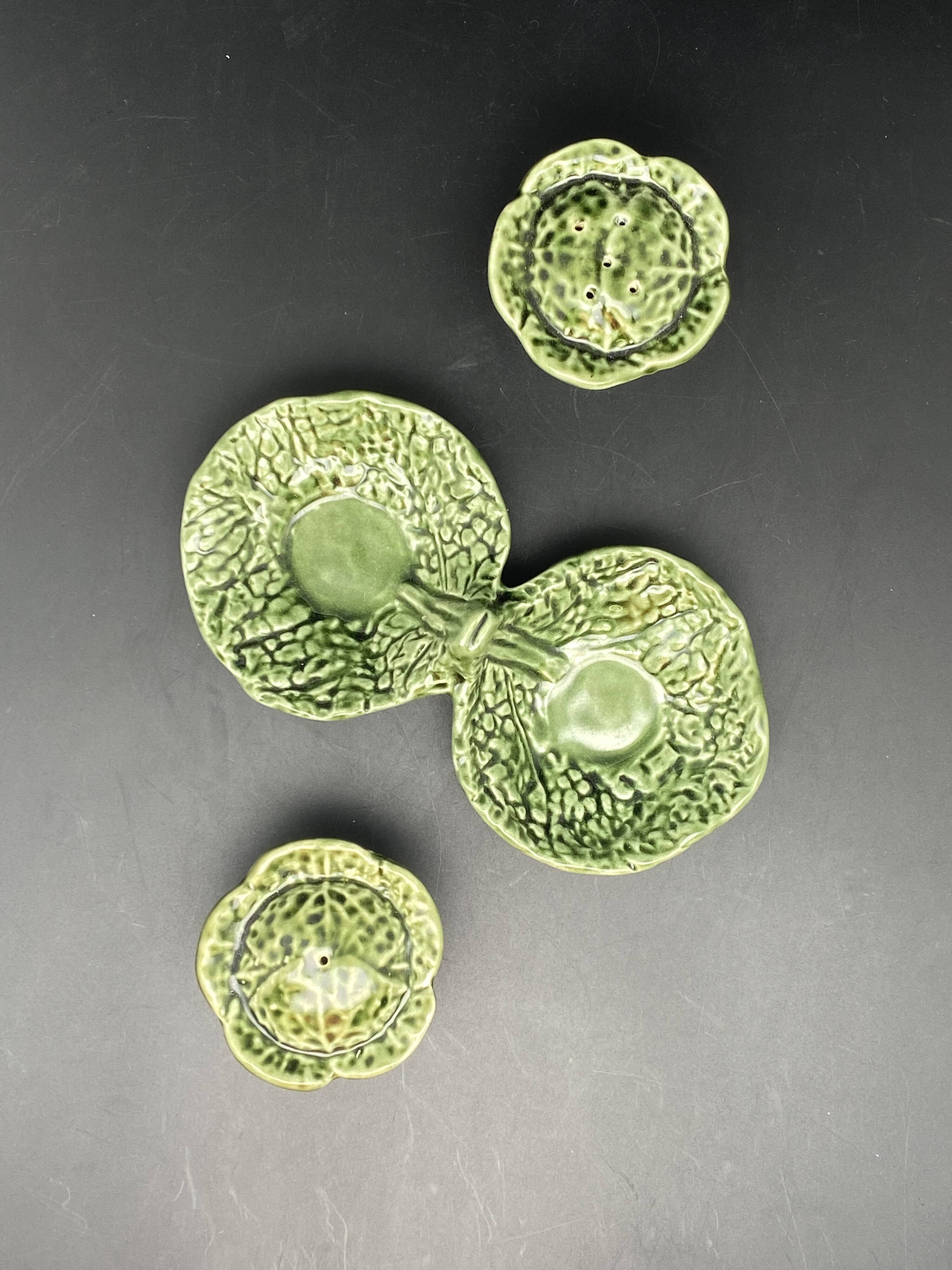Cabbage-shaped salt and pepper shakers