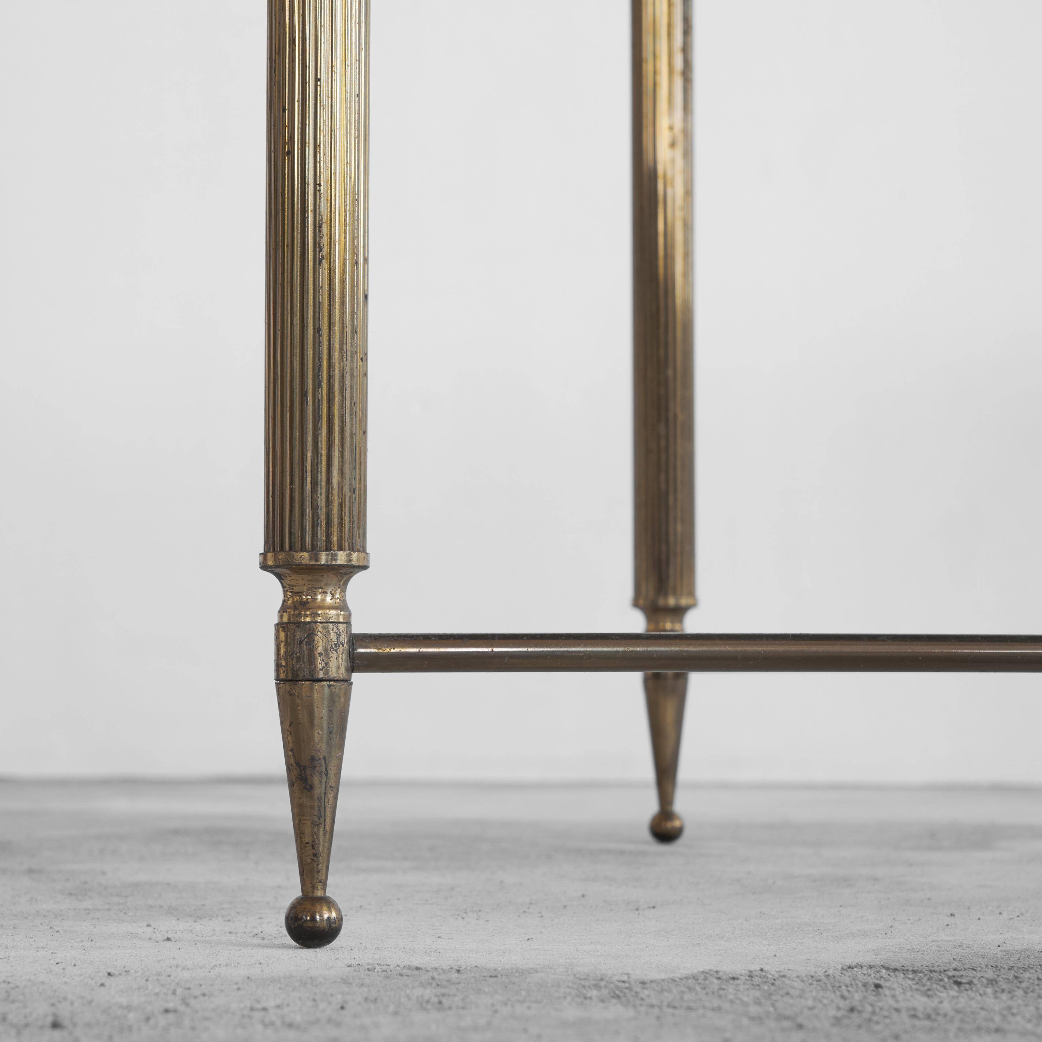 Table basse en laiton patiné et verre Maison Charles années 1960