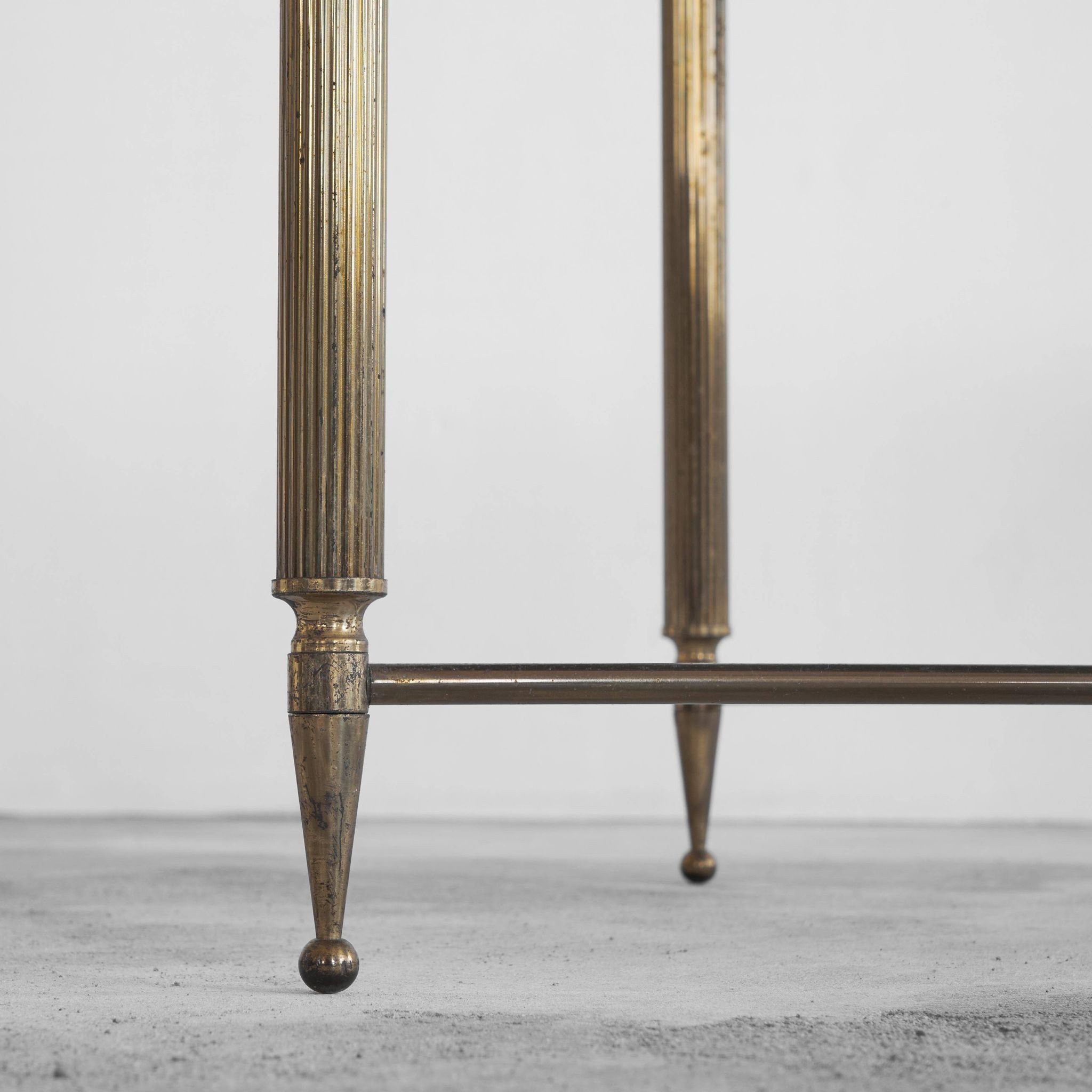 Table basse en laiton patiné et verre Maison Charles années 1960