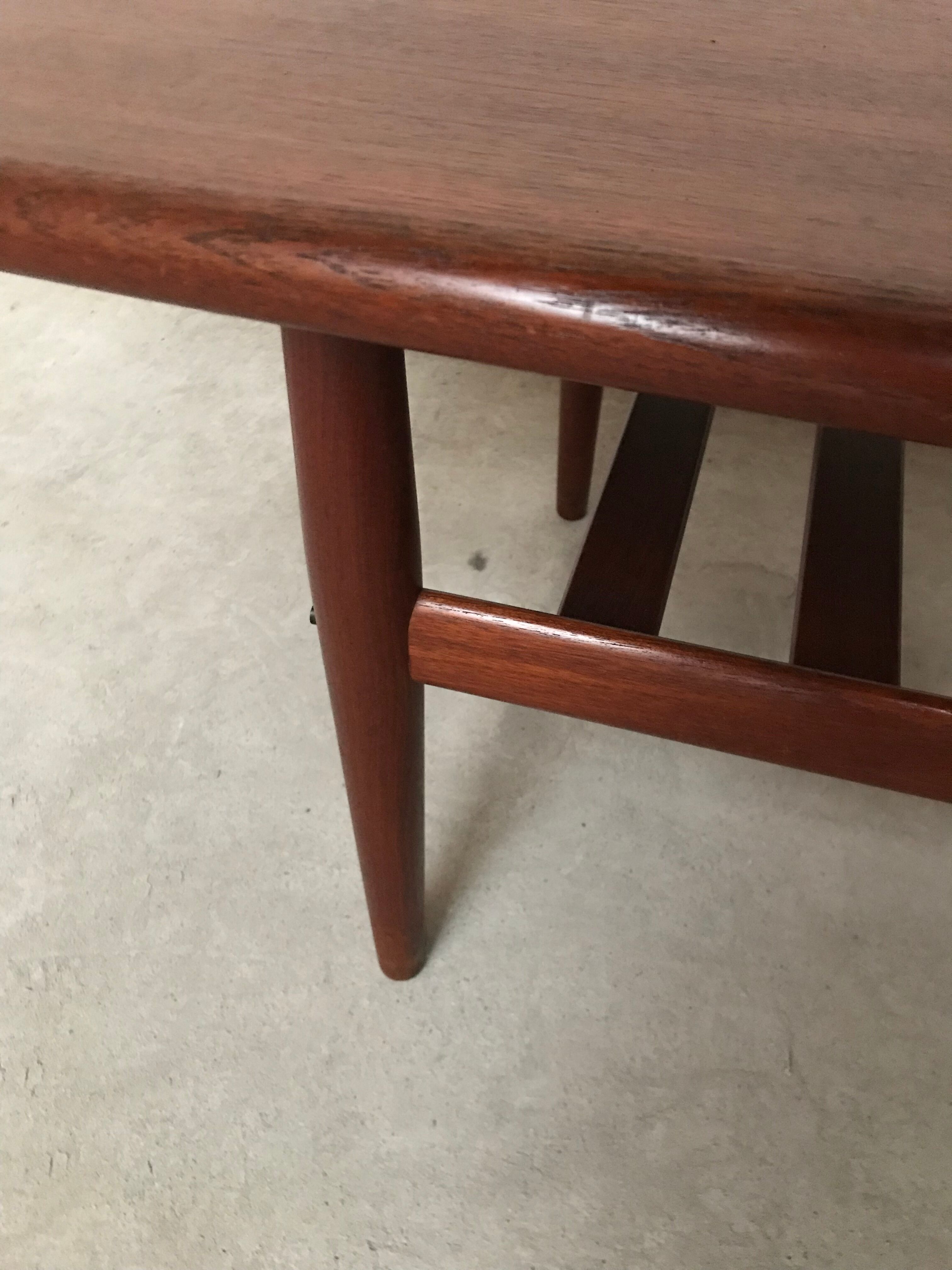 Table basse par Grete Jalk pour Poul Jeppesens en teck