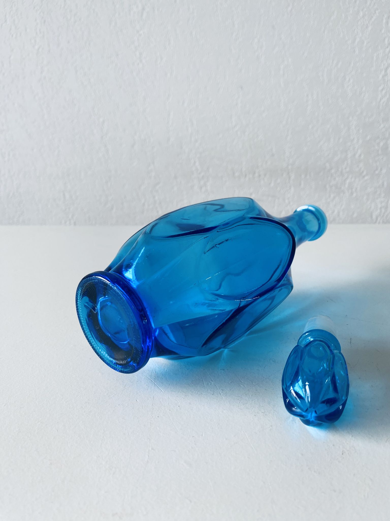 Carafe bleue en verre