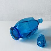 Carafe bleue en verre