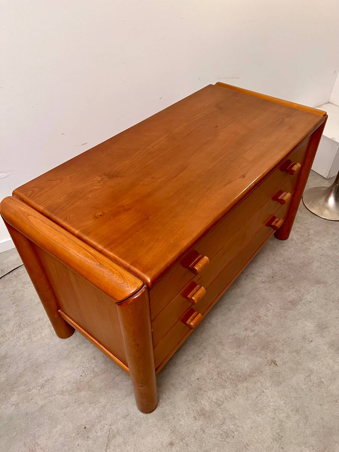 Ancienne commode 3 tiroirs en orme massif design années 70 brutaliste