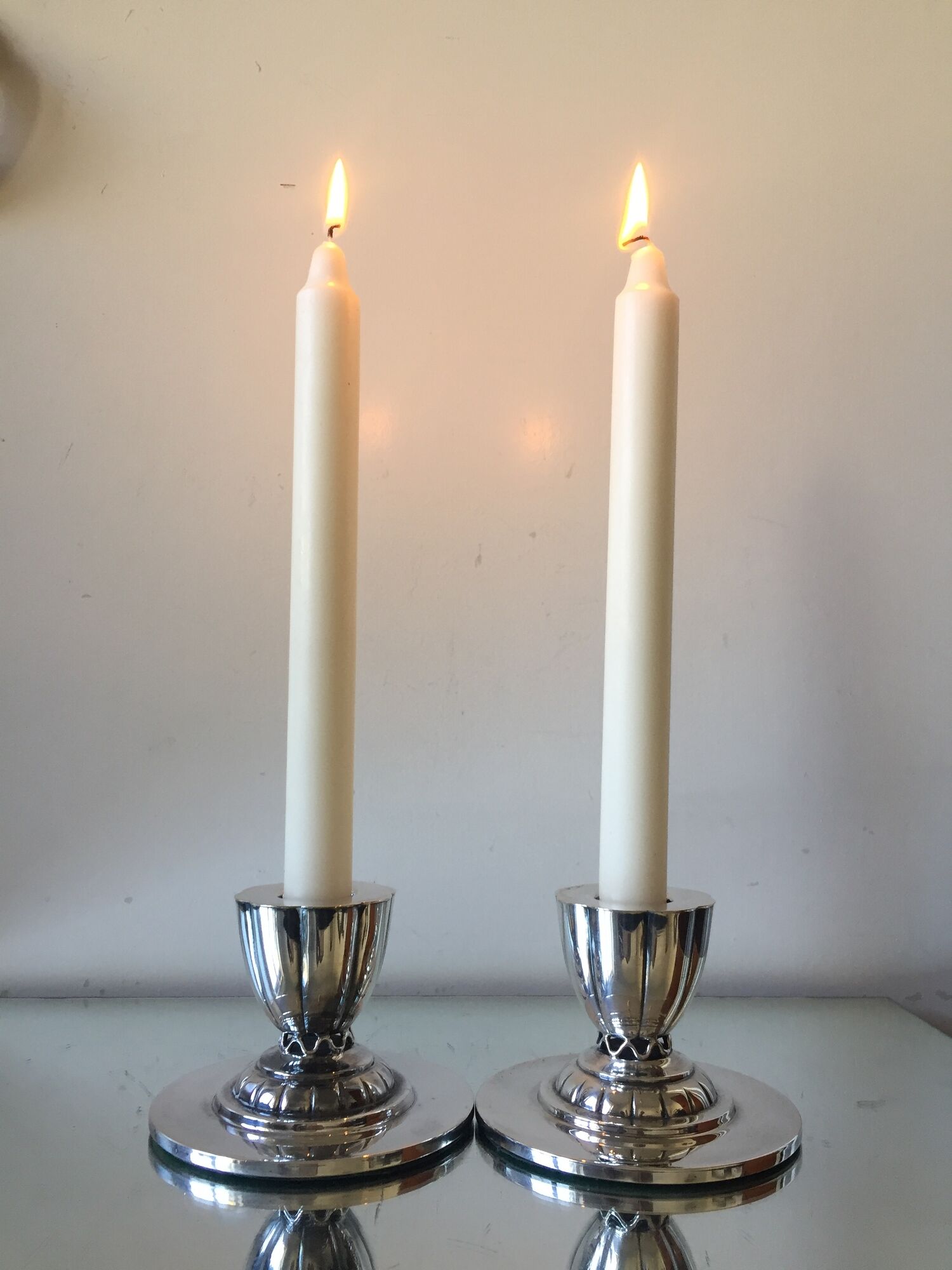 Paire de porte-bougies plaqués en argent art déco