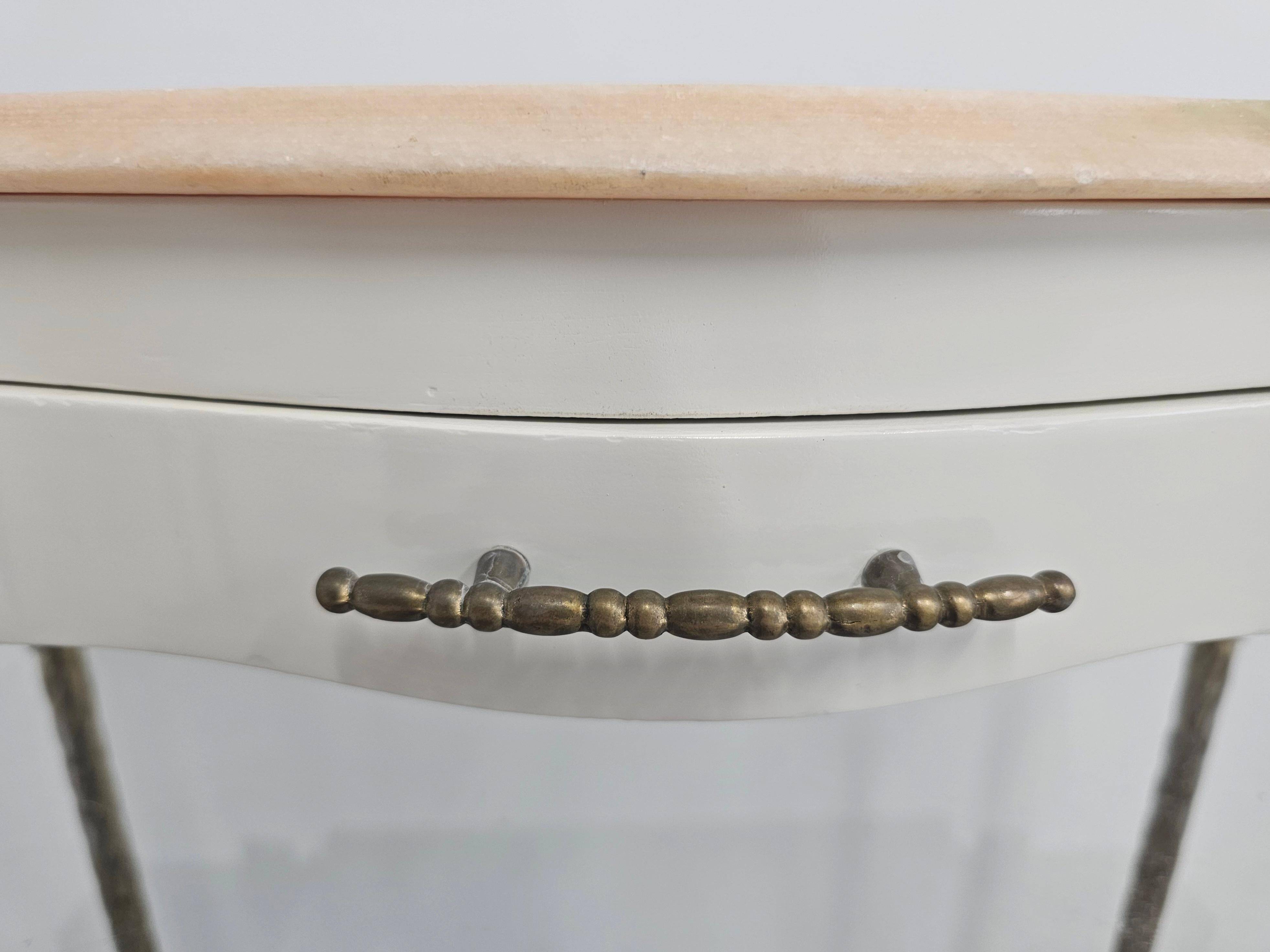 Paire de tables de chevet Hollywood Regency en bronze avec dessus en marbre