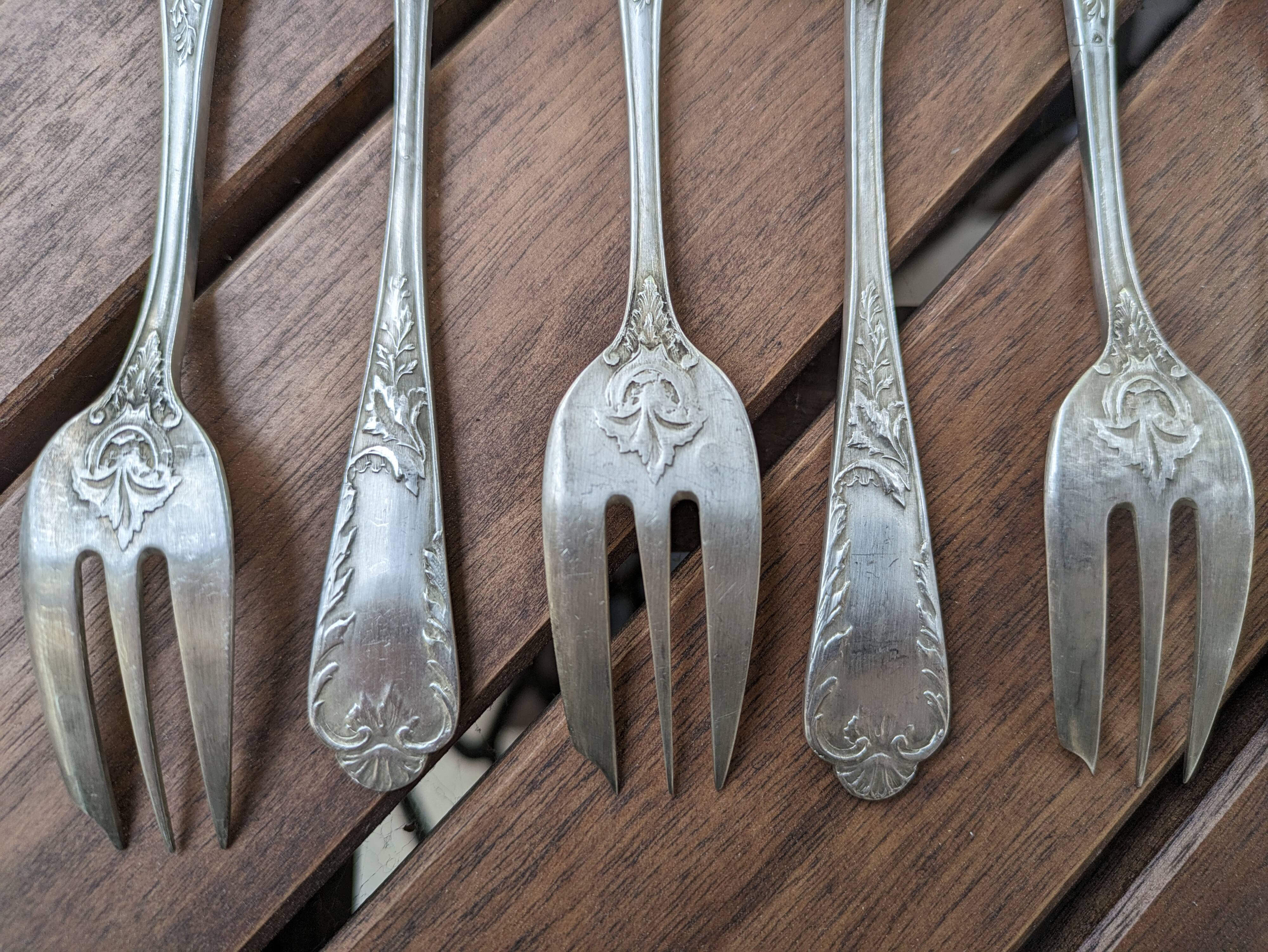 Set of 6 silver-plated oyster forks with floral decoration