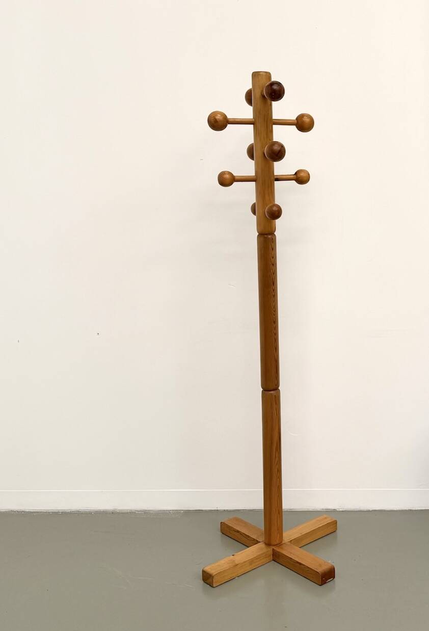 Free-standing coat rack in solid pine, Les Arcs, 1970s