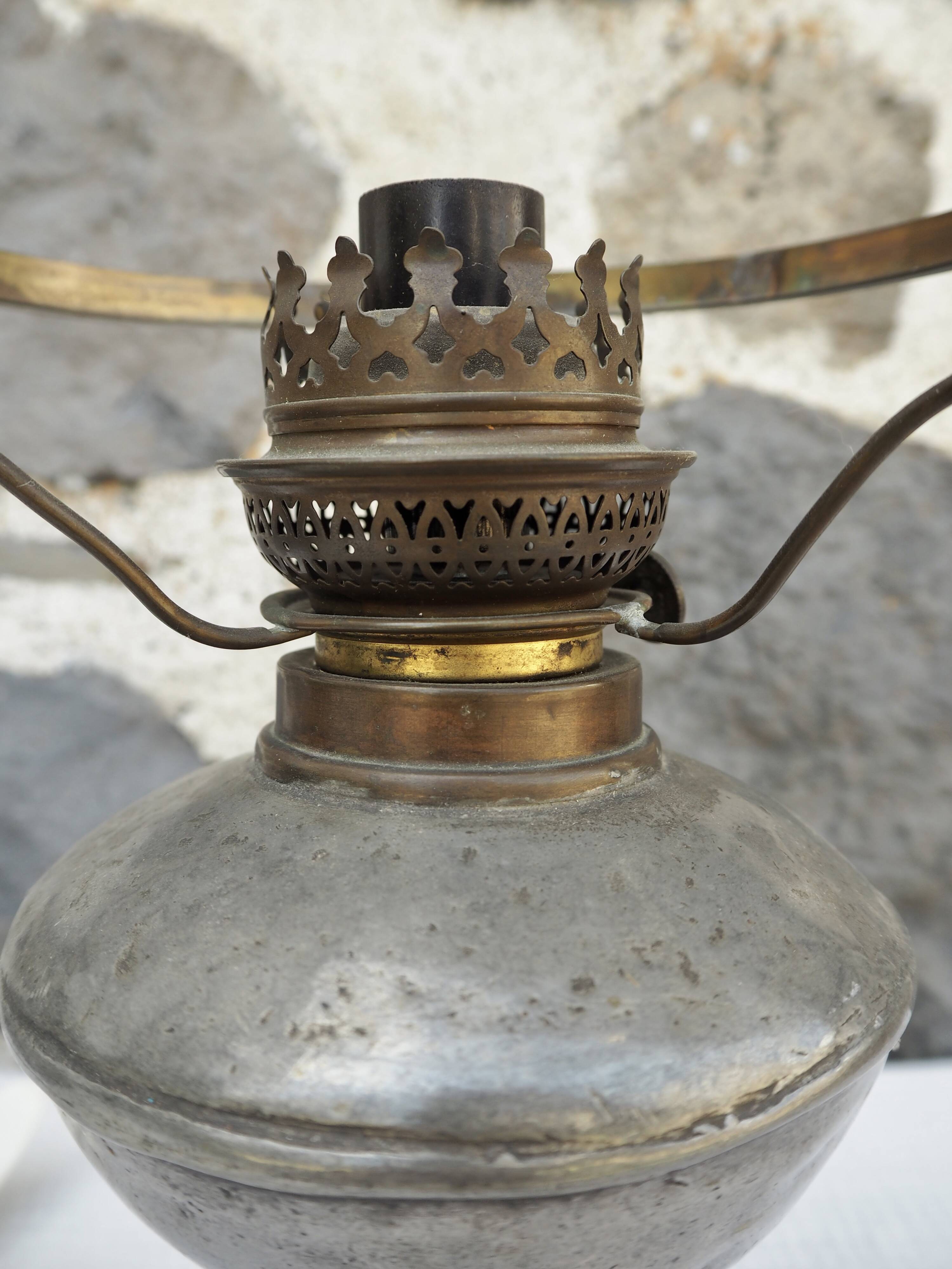 Classic pewter and opaline lamp, Les Étains de la Tour