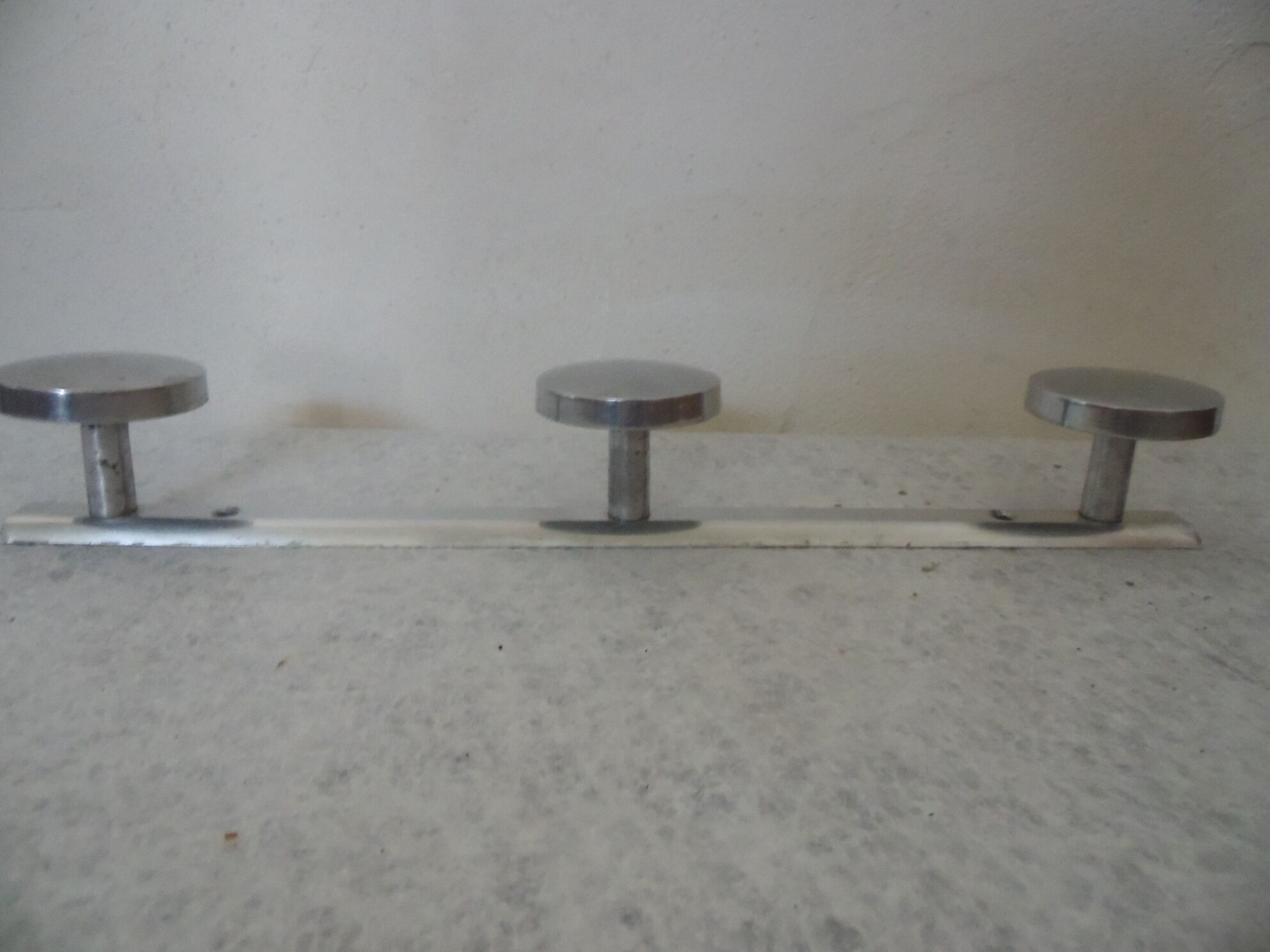 Chromed metal coat rack 3 circular hooks