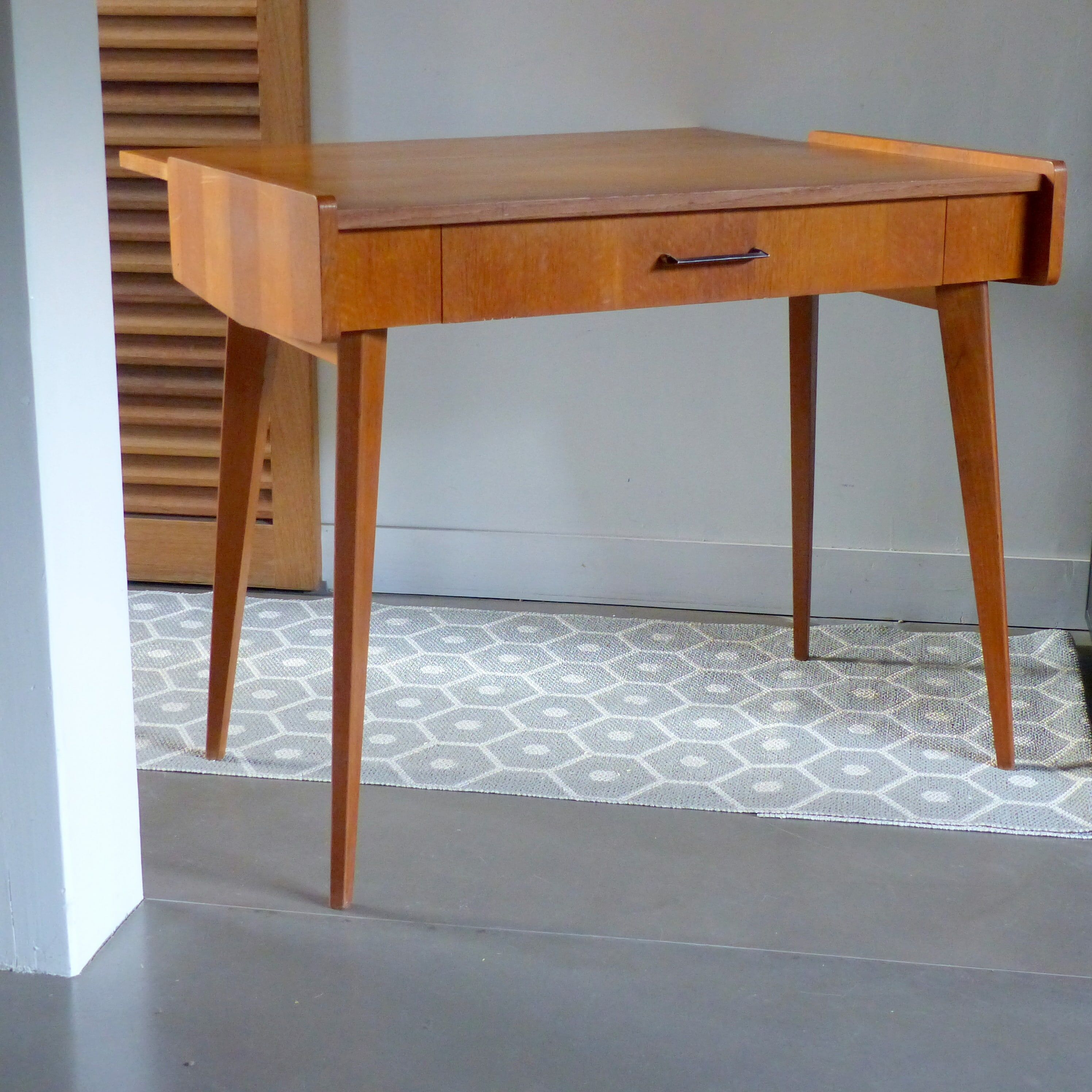 Bureau moderniste à pieds compas