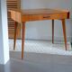 Bureau moderniste à pieds compas
