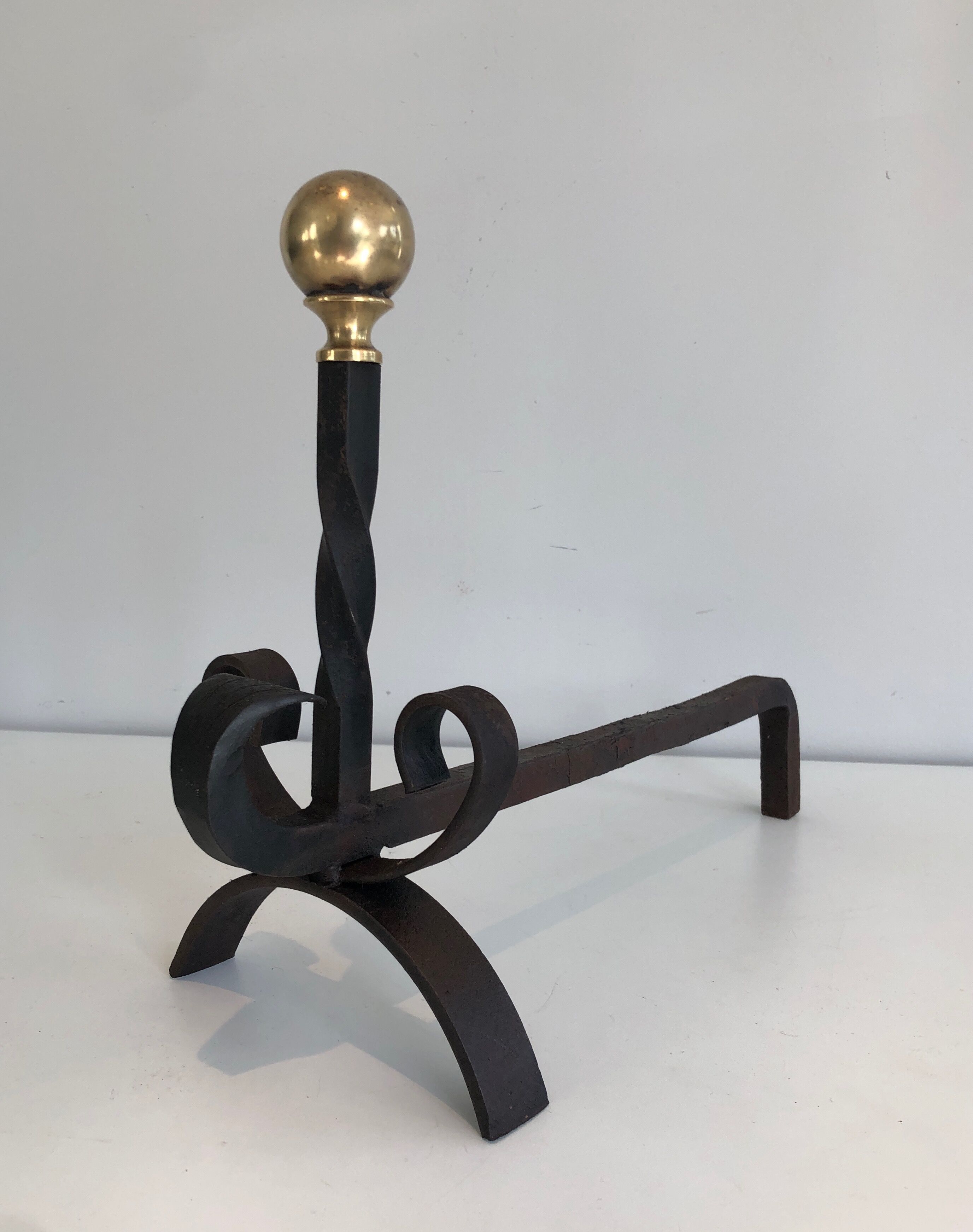 Paire de chenets en fer forgé et laiton. travail français. vers 1950