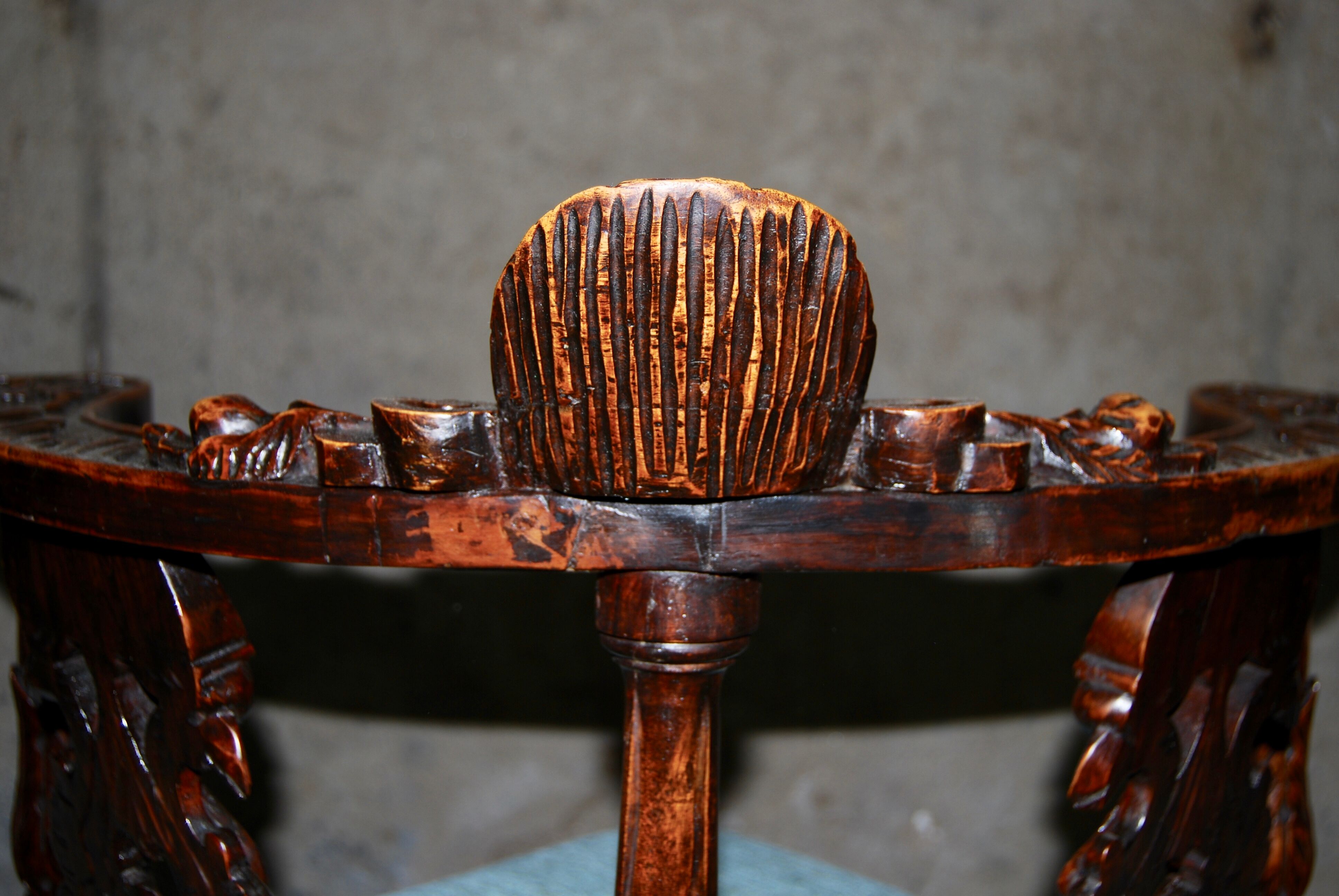 Fauteuil d'angle néo-renaissance en noyer sculpté