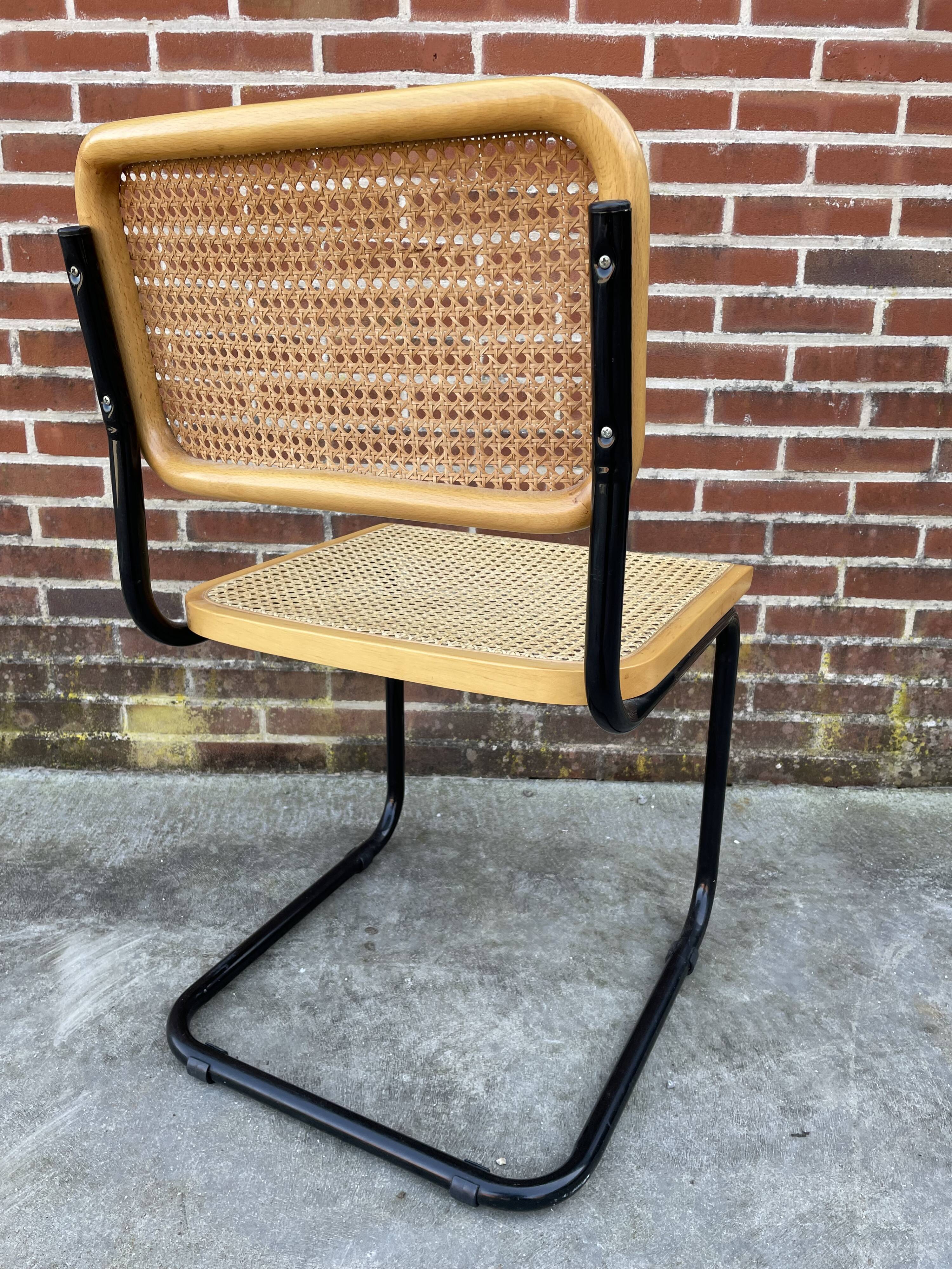 Chaise design Cesca modèle b32 en noir