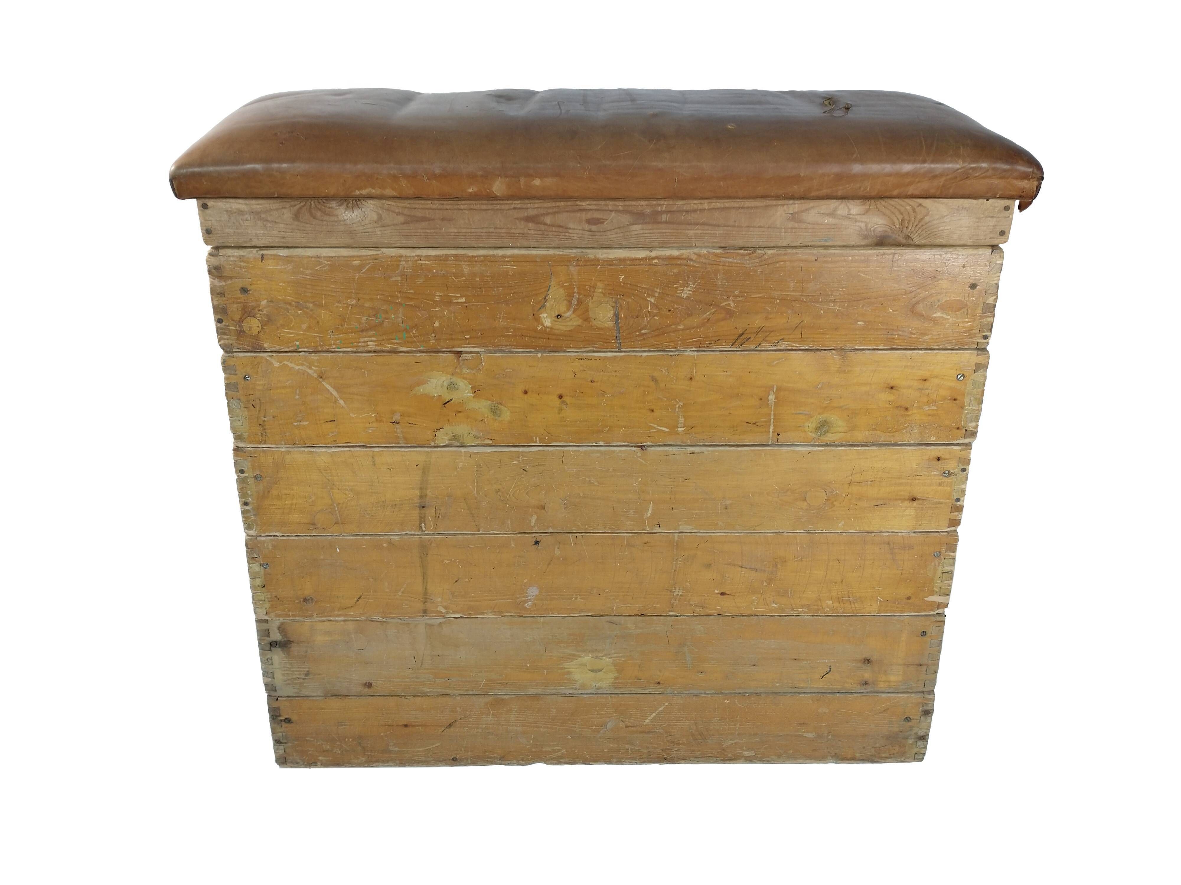 Antique wooden and leather gymnastic box with a jumping hill, 1930er