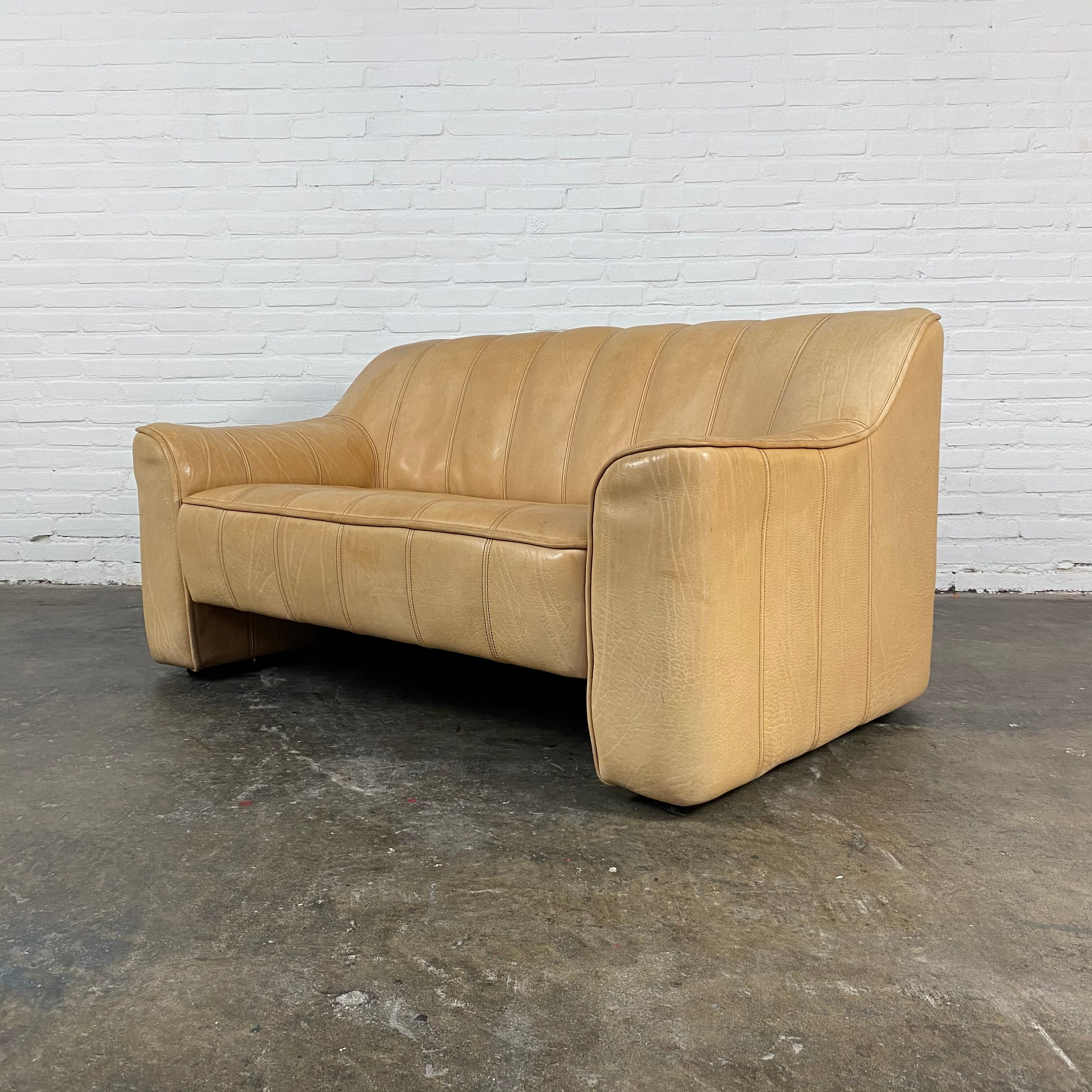Swiss extendable 2-seater camel leather DeSede DS-44, 1970s.
