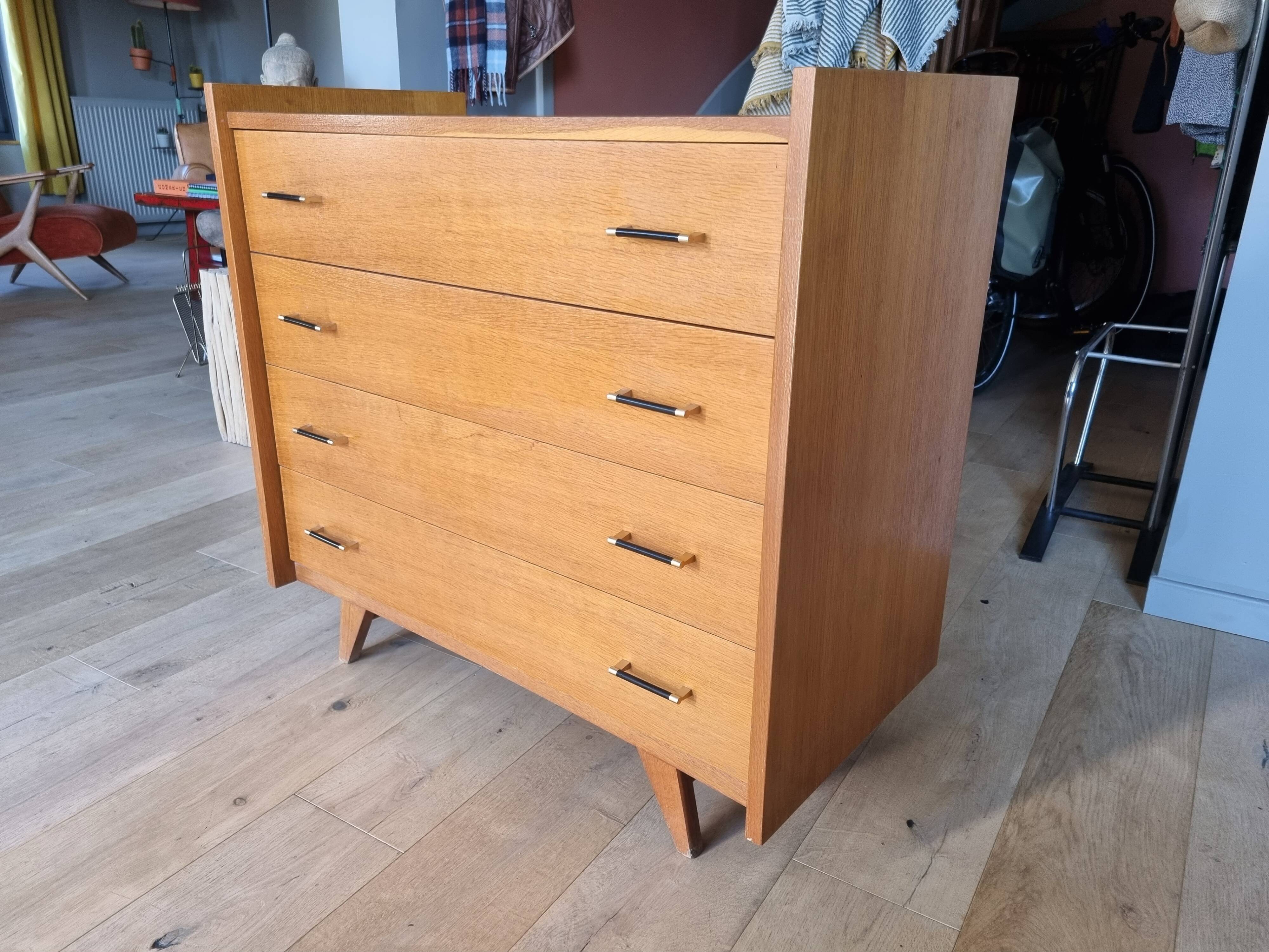 Very beautiful vintage chest of drawers.