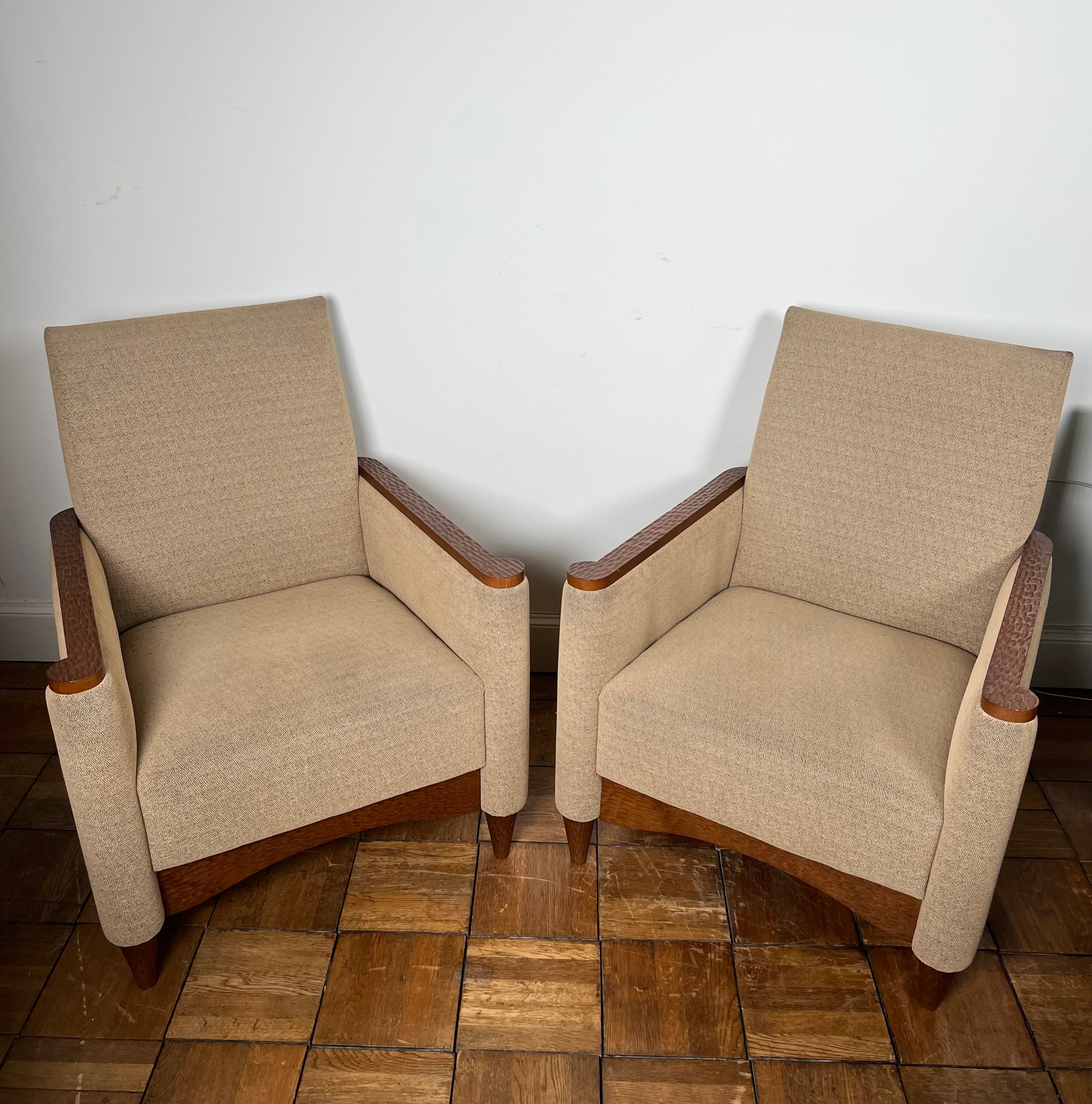 Pair of armchairs in carved wood and vintage fabric