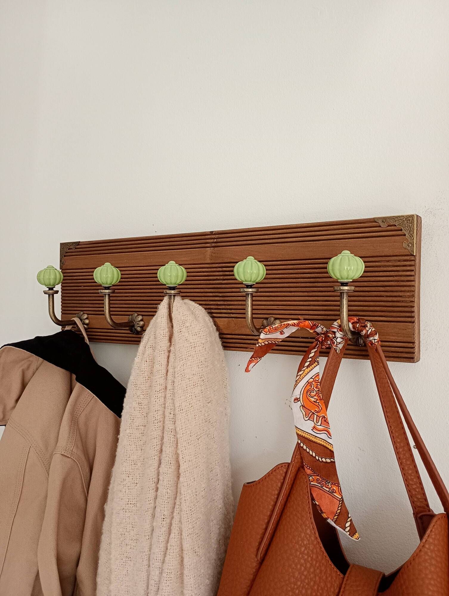 Wall-mounted coat rack with 5 hooks in sage green, stained wood and patinated metal – 50cm