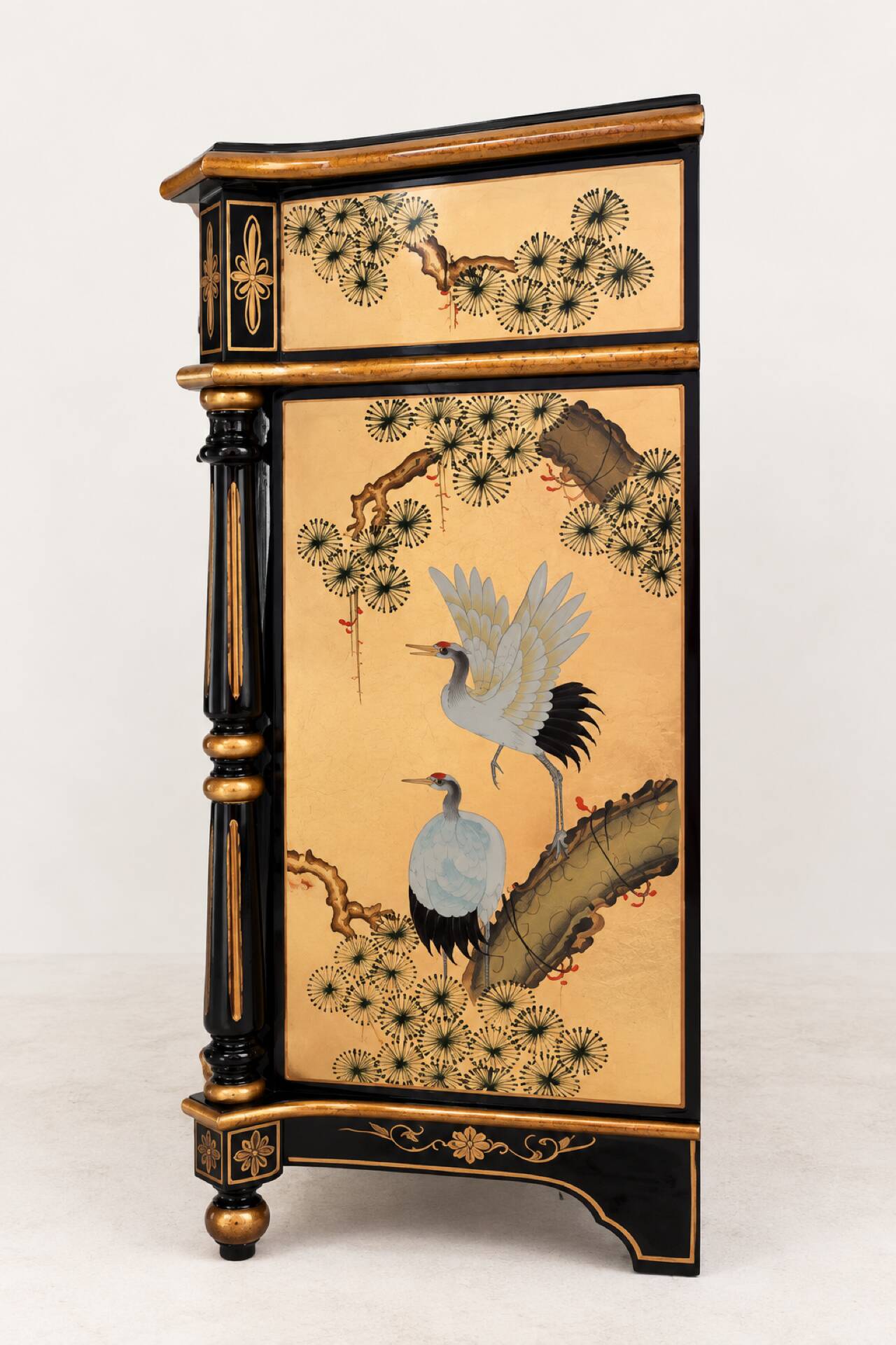 Cabinet chinoiserie de grues en laque noire et dorée, peint à la main
