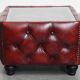 Fauteuil club Chesterfield et table d'appoint en cuir de vache rouge