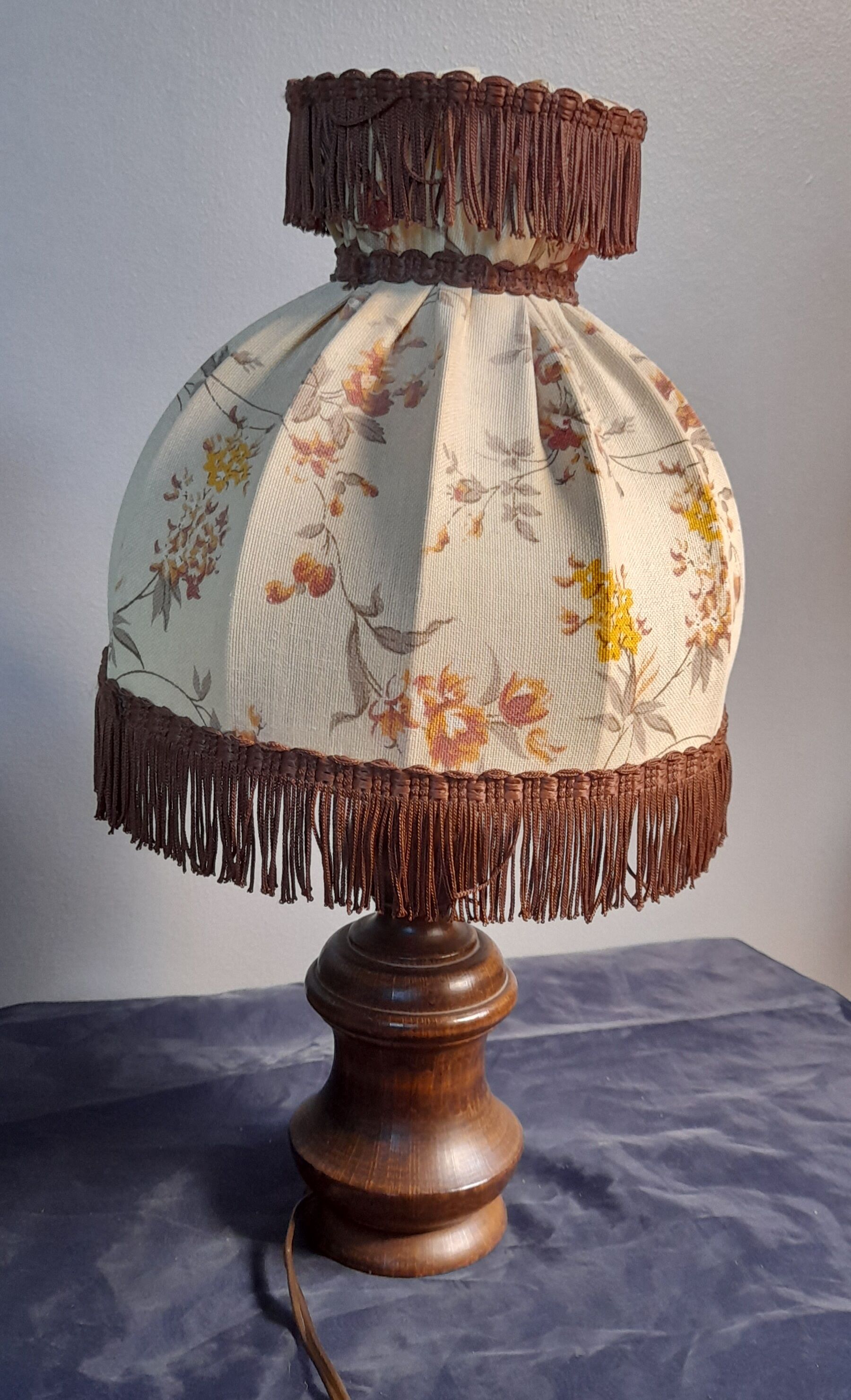 Lampe de chevet bois tourné abat jour dôme écru fleurs et marron, rustique & romantique, années 50