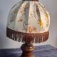 Lampe de chevet bois tourné abat jour dôme écru fleurs et marron, rustique & romantique, années 50