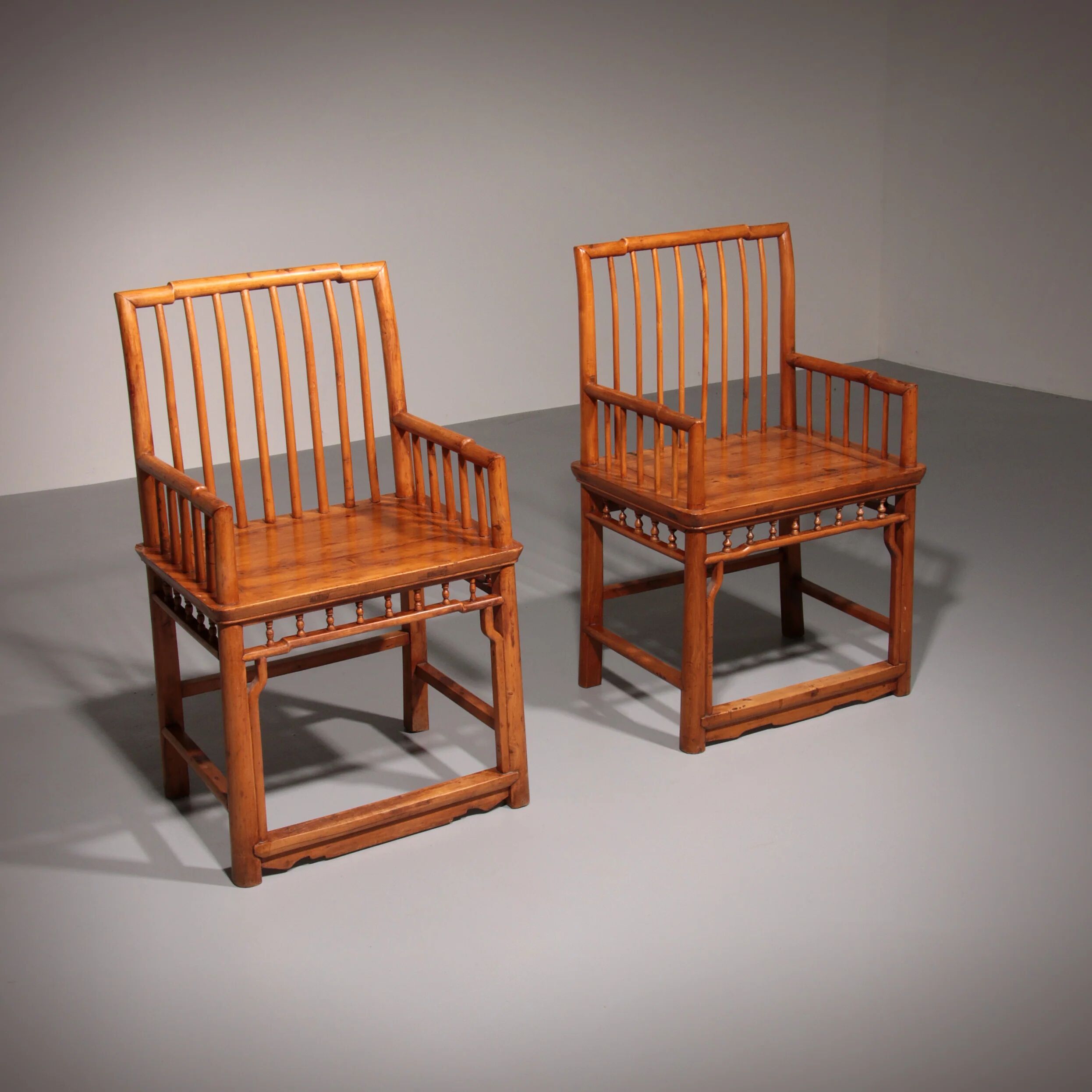 Rare Hongmu comb-back armchairs, hand-carved, late Qing dynasty, Asia