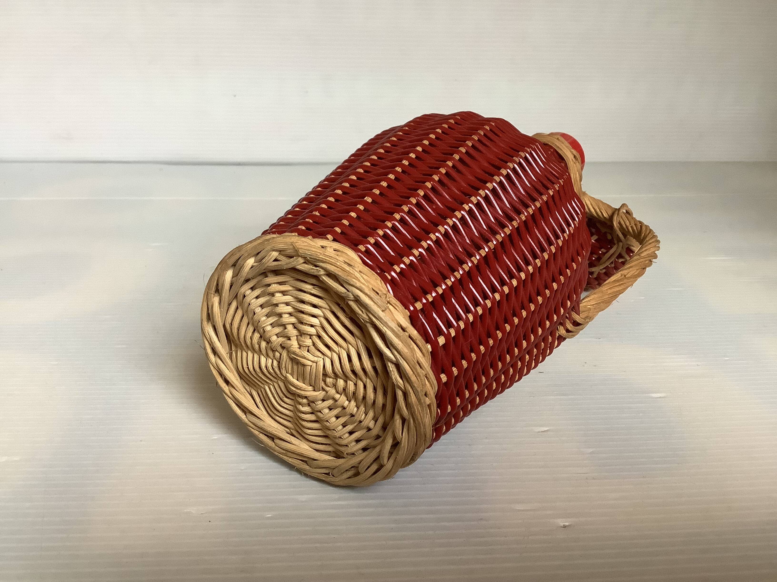 Petite bouteille décorative osier rouge bordeaux