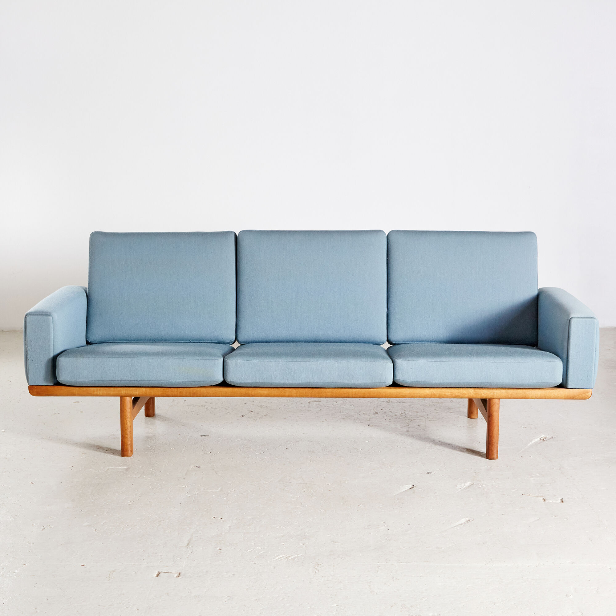 Hans J. Wegner Model GE-236/3 three-seater sofa