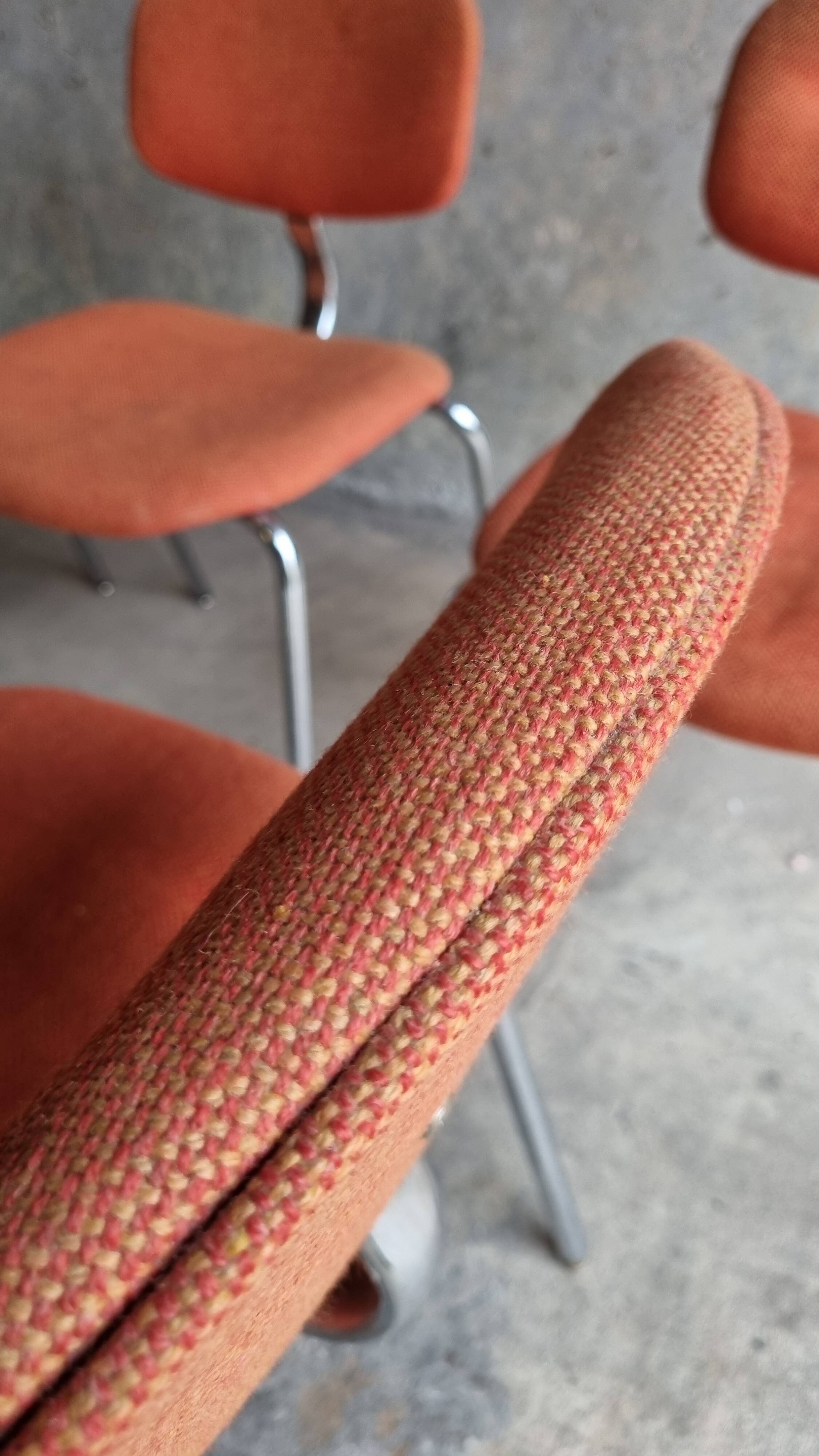 Set of 5 steelcase strafor chairs