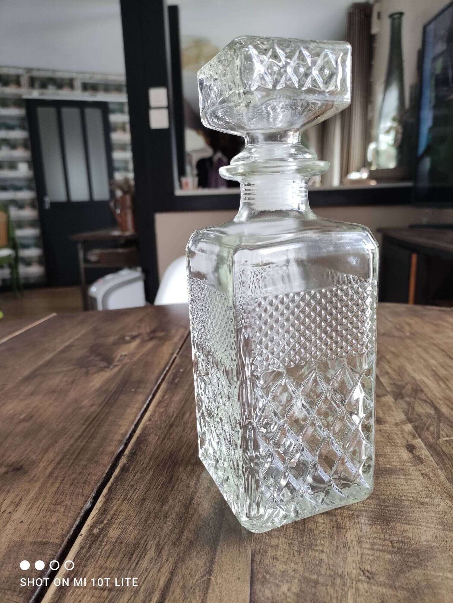 Carafe à whisky carrée en verre facetté et bouchon hermétique